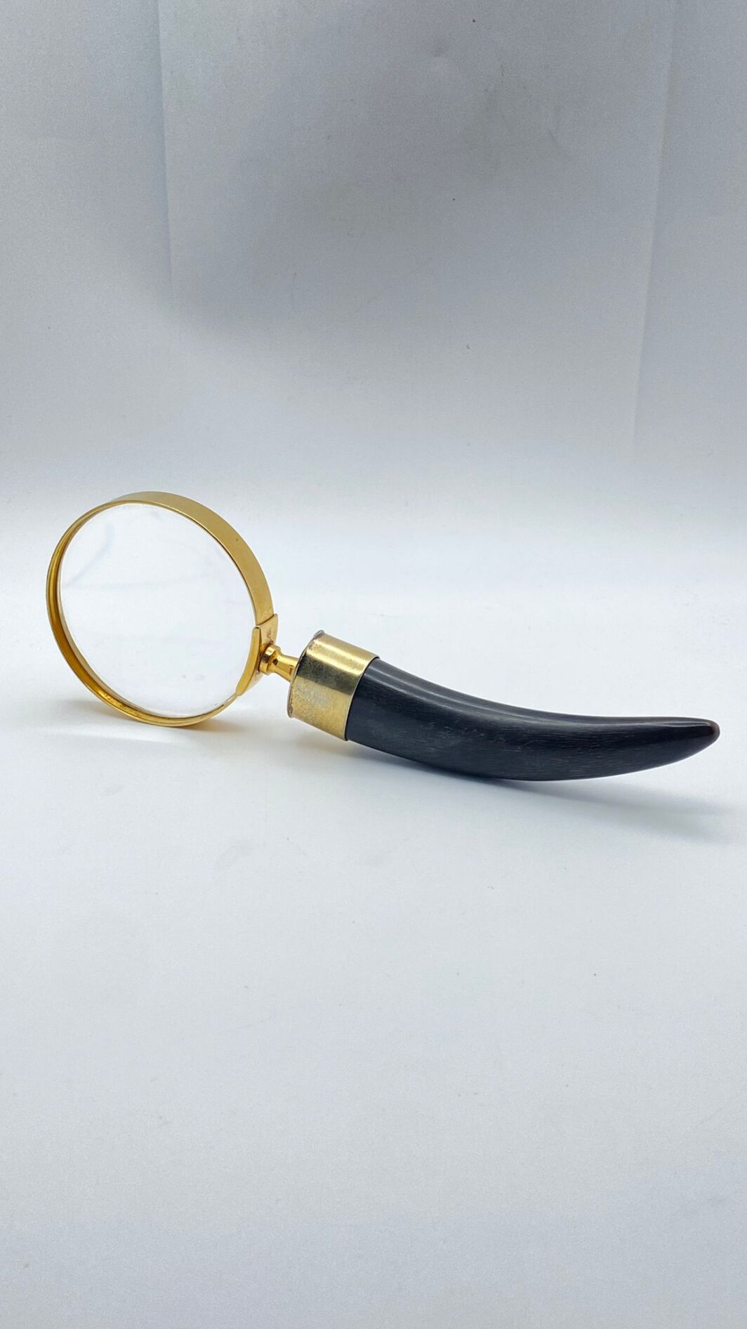 GRANDE E IMPORTANTE LENTE DA SCRITTOIO IN ARGENTO E CORNO. VINTAGE ANNI ‘50