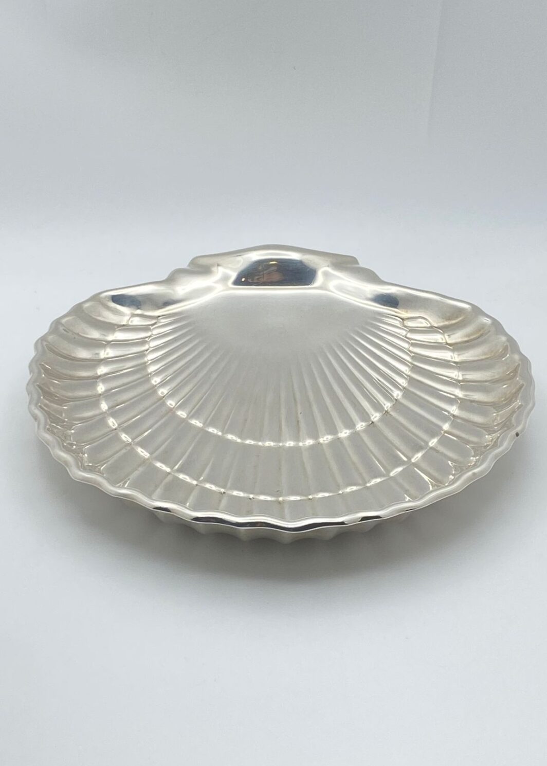 “TIFFANY” VINTAGE. ELEGANTE SALVER IN ARGENTO 925 A FORMA DI COQUILLE SAINT-JACQUES CON PIEDINI SFERICI
