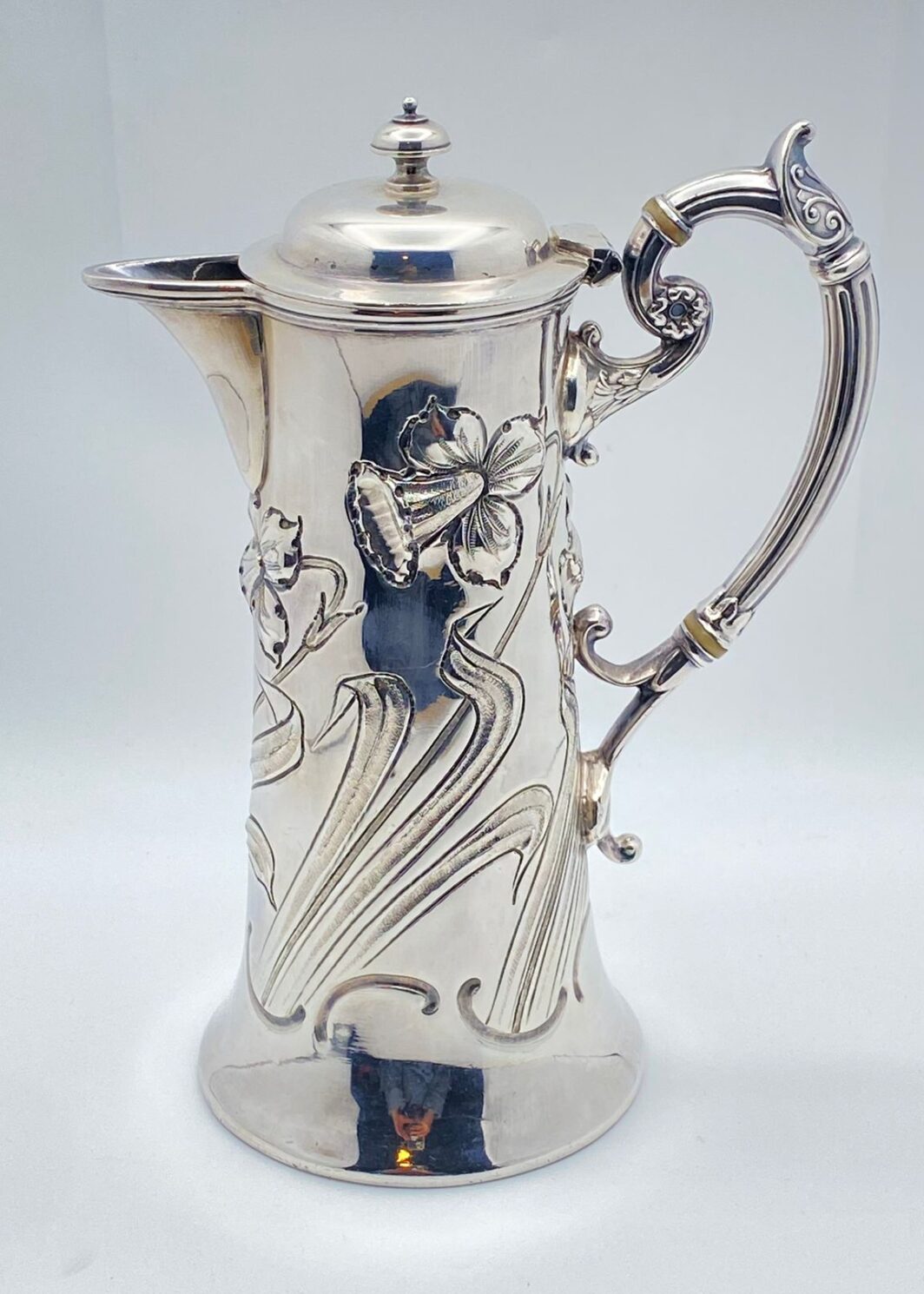 CAFFETTIERA SHEFFIELD ART NOUVEAU FIRMATA JAMES DIXON,  DECORATA A SBALZO E CESELLO CON NARCISI. INGHILTERRA, ANNO 1890.