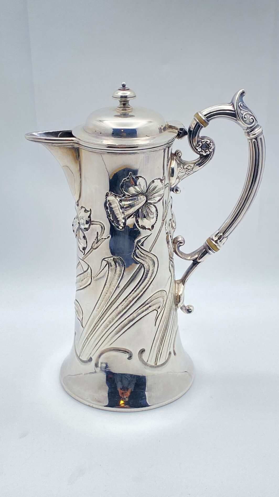 CAFFETTIERA SHEFFIELD ART NOUVEAU FIRMATA JAMES DIXON,  DECORATA A SBALZO E CESELLO CON NARCISI. INGHILTERRA, ANNO 1890.
