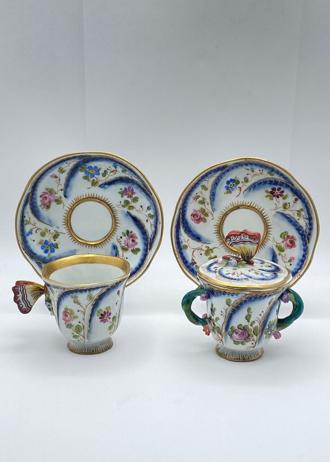 SET IN PORCELLANA SÈVRES XIX SECOLO CON DECORI FLOREALI, SMALTI POLICROMI E ORO ZECCHINO