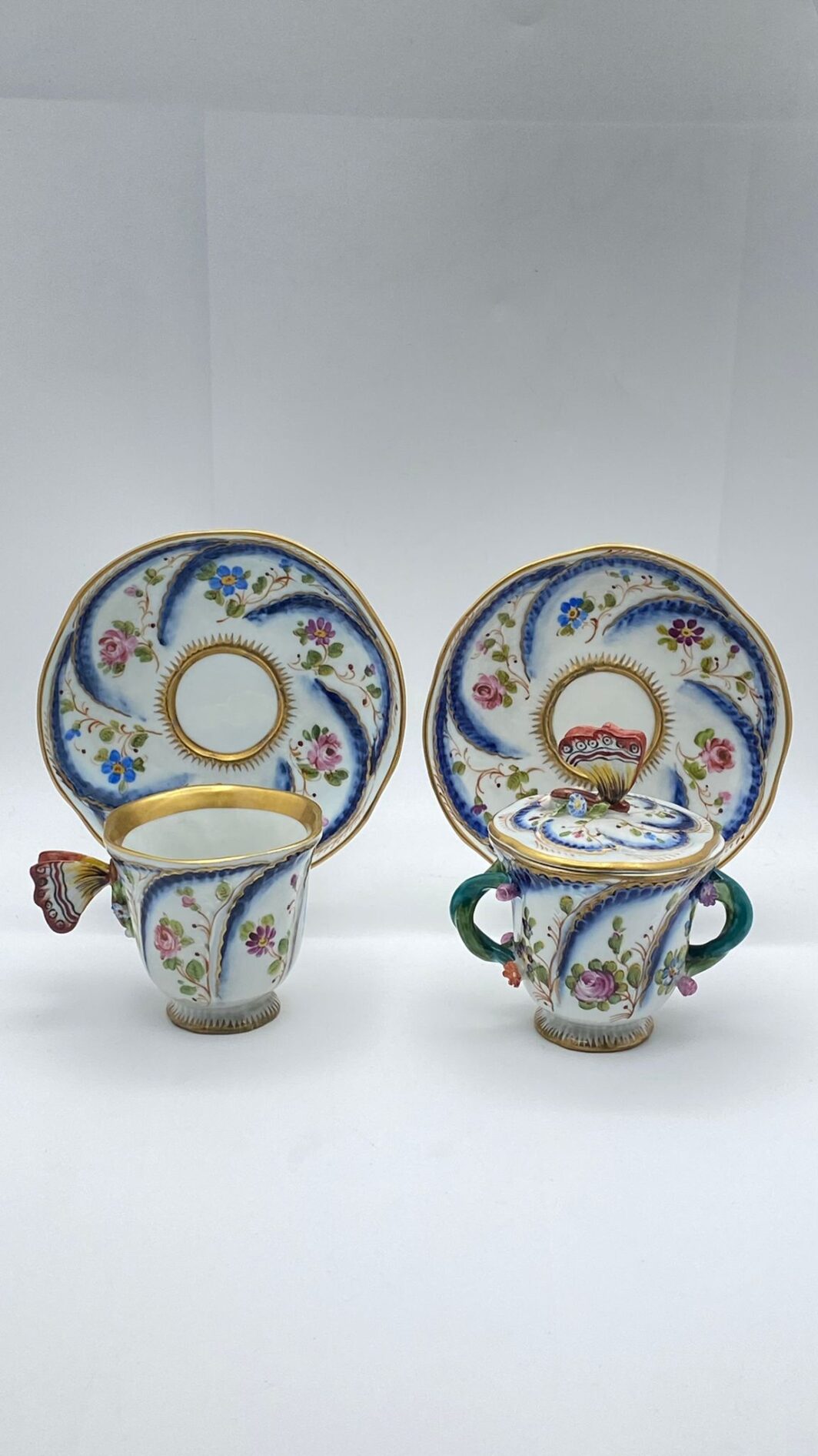 SET IN PORCELLANA SÈVRES XIX SECOLO CON DECORI FLOREALI, SMALTI POLICROMI E ORO ZECCHINO