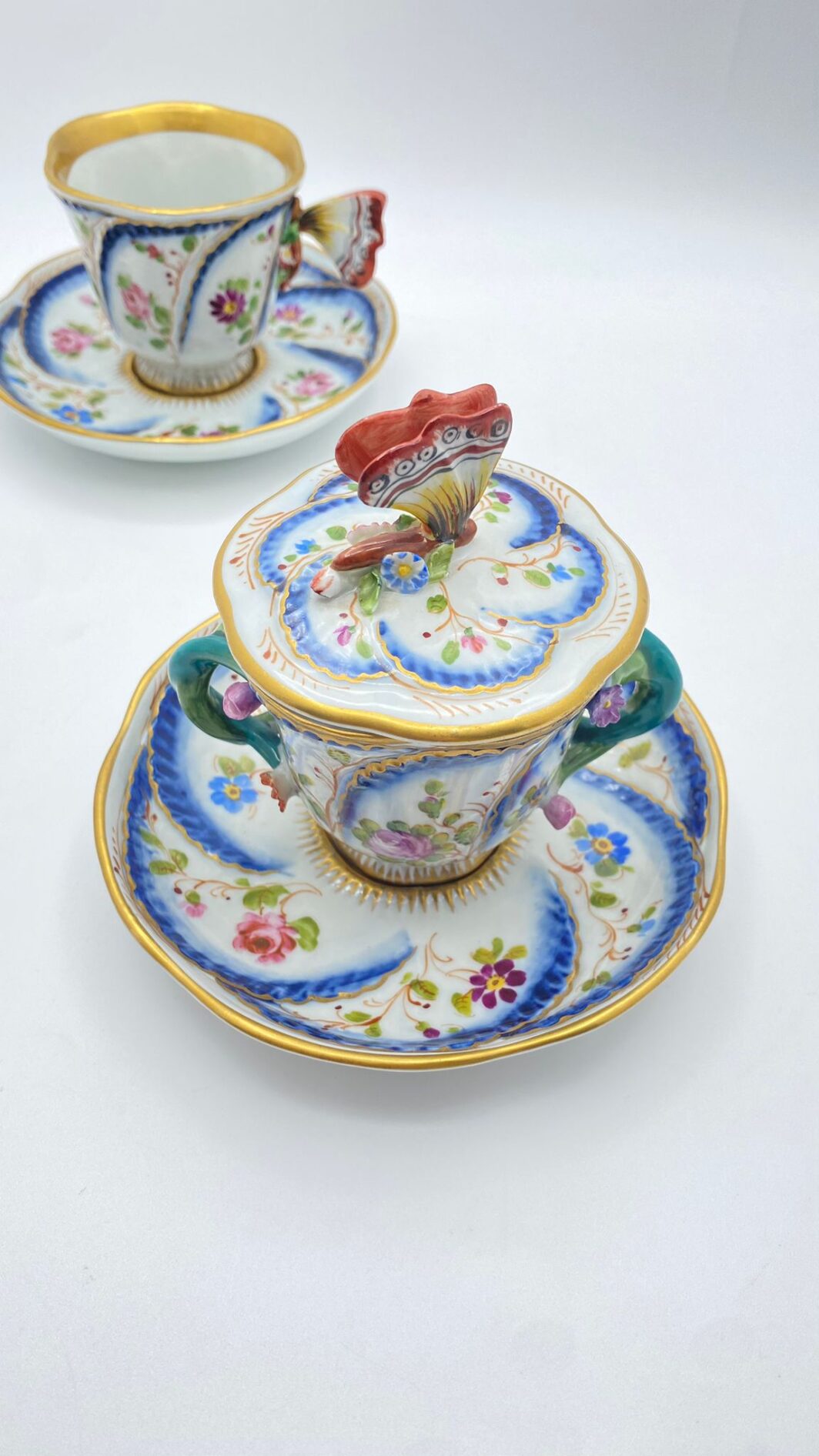 SET IN PORCELLANA SÈVRES XIX SECOLO CON DECORI FLOREALI, SMALTI POLICROMI E ORO ZECCHINO - immagine 15