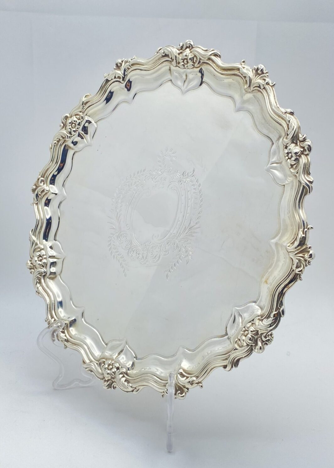 SALVER IN SHEFFIELD FIRMATO WALKER & HALL. CITTÀ DI SHEFFIELD, ANNO 1861.
