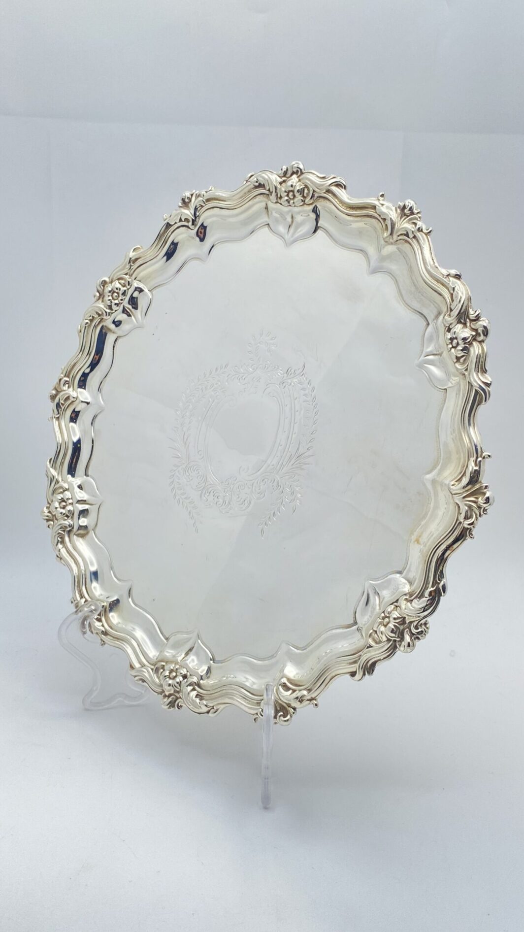 SALVER IN SHEFFIELD FIRMATO WALKER & HALL. CITTÀ DI SHEFFIELD, ANNO 1861.