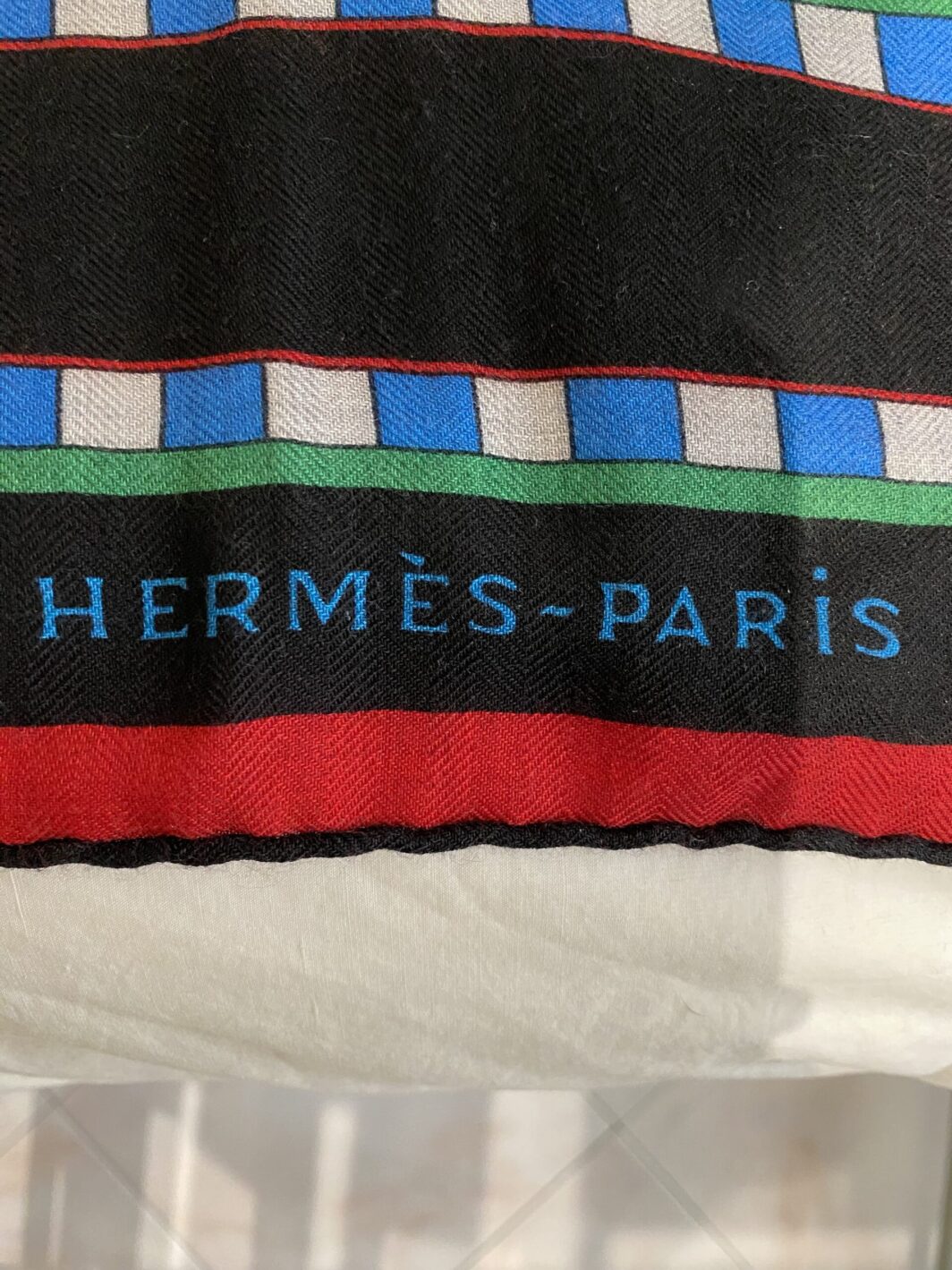 HERMÈS CHÂLE VINTAGE “SANGLES EN ZIGZAG” by VIRGINIE JAMIN (140cm). IN CASHMERE E SETA, CON SCATOLA ORIGINALE. FRANCIA 2020 ca. - immagine 3