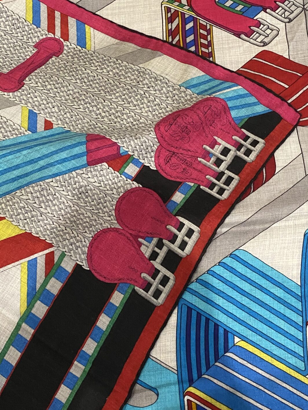 HERMÈS CHÂLE VINTAGE “SANGLES EN ZIGZAG” by VIRGINIE JAMIN (140cm). IN CASHMERE E SETA, CON SCATOLA ORIGINALE. FRANCIA 2020 ca. - immagine 6