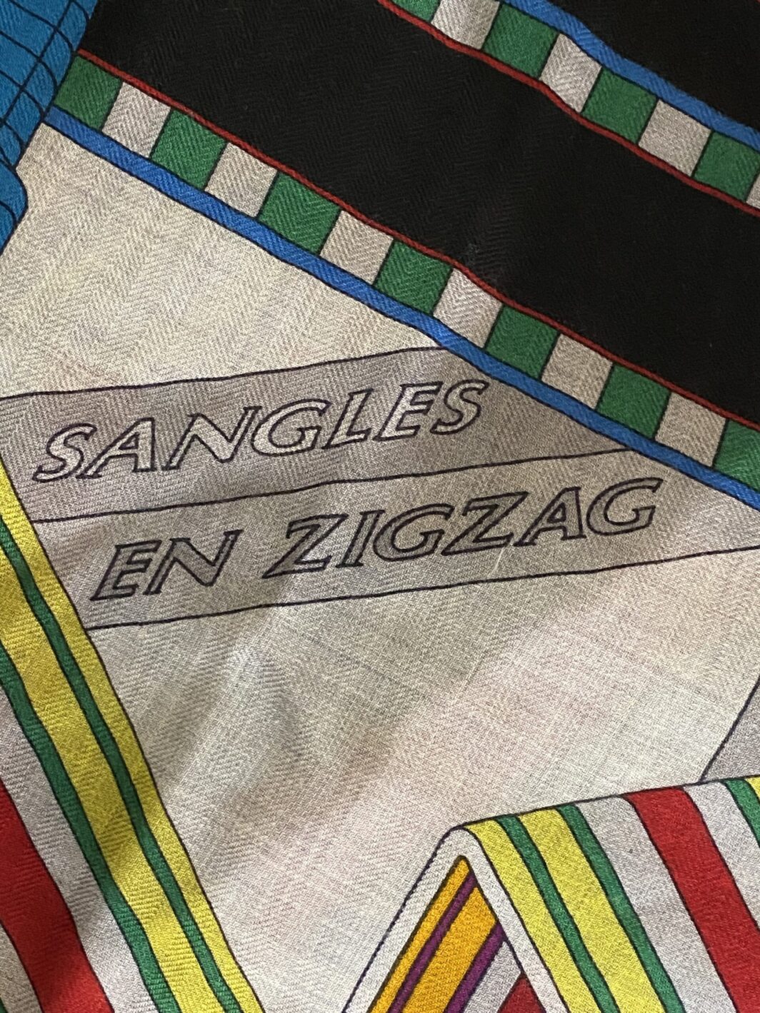 HERMÈS CHÂLE VINTAGE “SANGLES EN ZIGZAG” by VIRGINIE JAMIN (140cm). IN CASHMERE E SETA, CON SCATOLA ORIGINALE. FRANCIA 2020 ca. - immagine 7