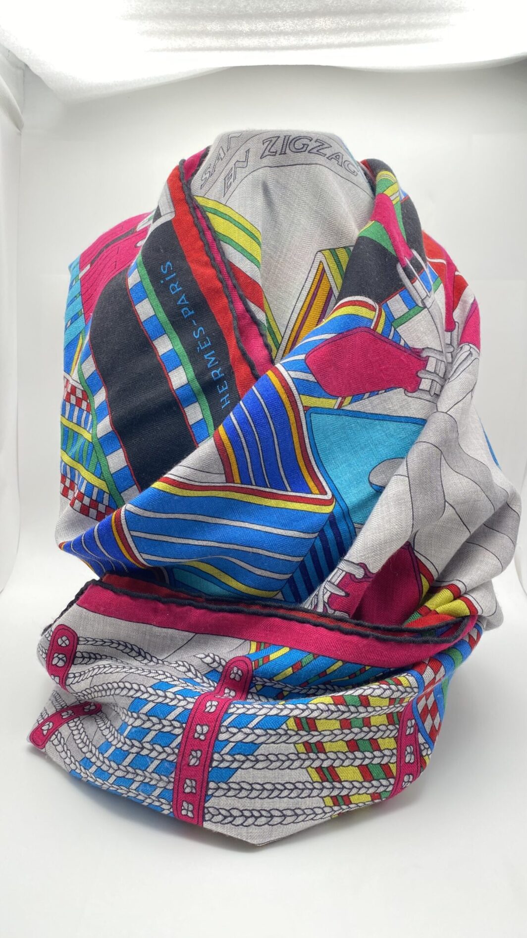 HERMÈS CHÂLE VINTAGE “SANGLES EN ZIGZAG” by VIRGINIE JAMIN (140cm). IN CASHMERE E SETA, CON SCATOLA ORIGINALE. FRANCIA 2020 ca. - immagine 9