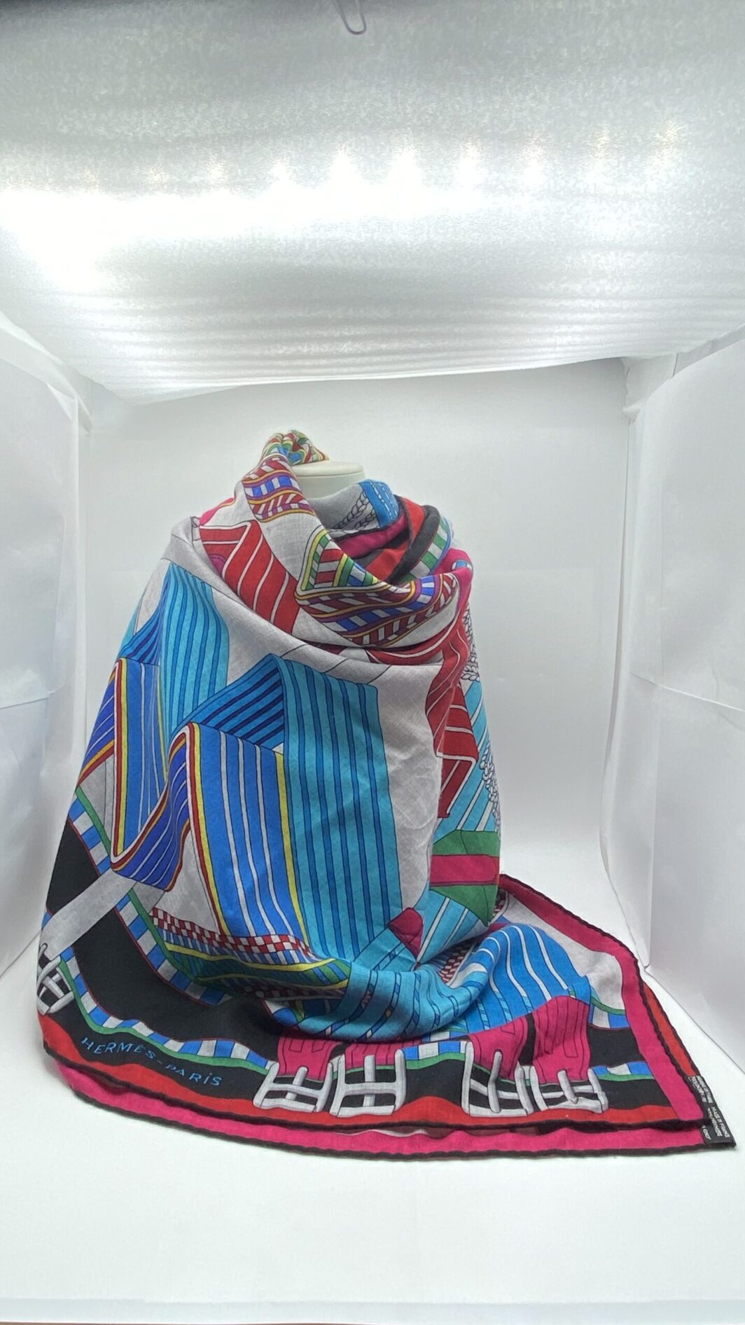 HERMÈS CHÂLE VINTAGE “SANGLES EN ZIGZAG” by VIRGINIE JAMIN (140cm). IN CASHMERE E SETA, CON SCATOLA ORIGINALE. FRANCIA 2020 ca. - immagine 10