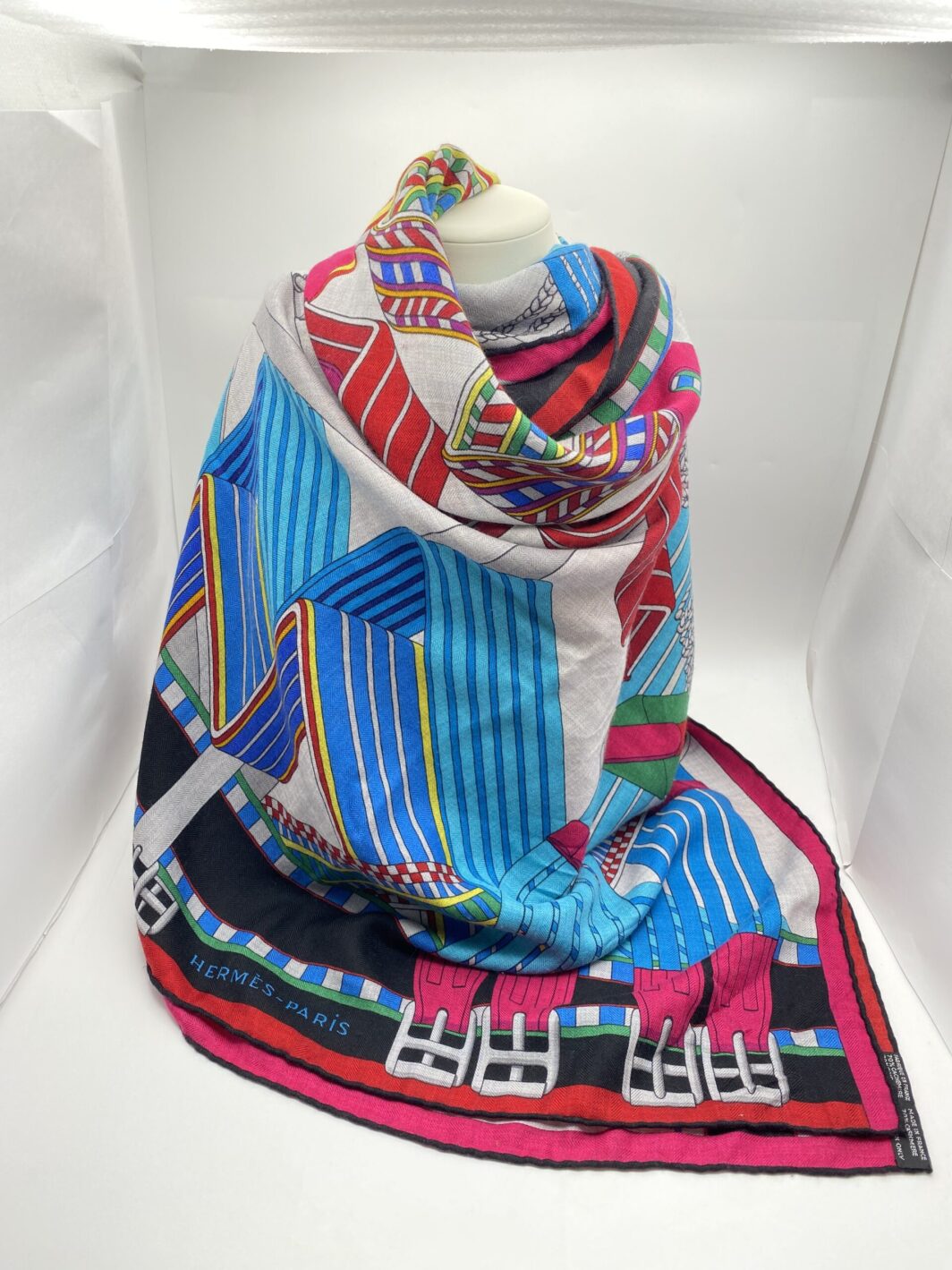 HERMÈS CHÂLE VINTAGE “SANGLES EN ZIGZAG” by VIRGINIE JAMIN (140cm). IN CASHMERE E SETA, CON SCATOLA ORIGINALE. FRANCIA 2020 ca. - immagine 12