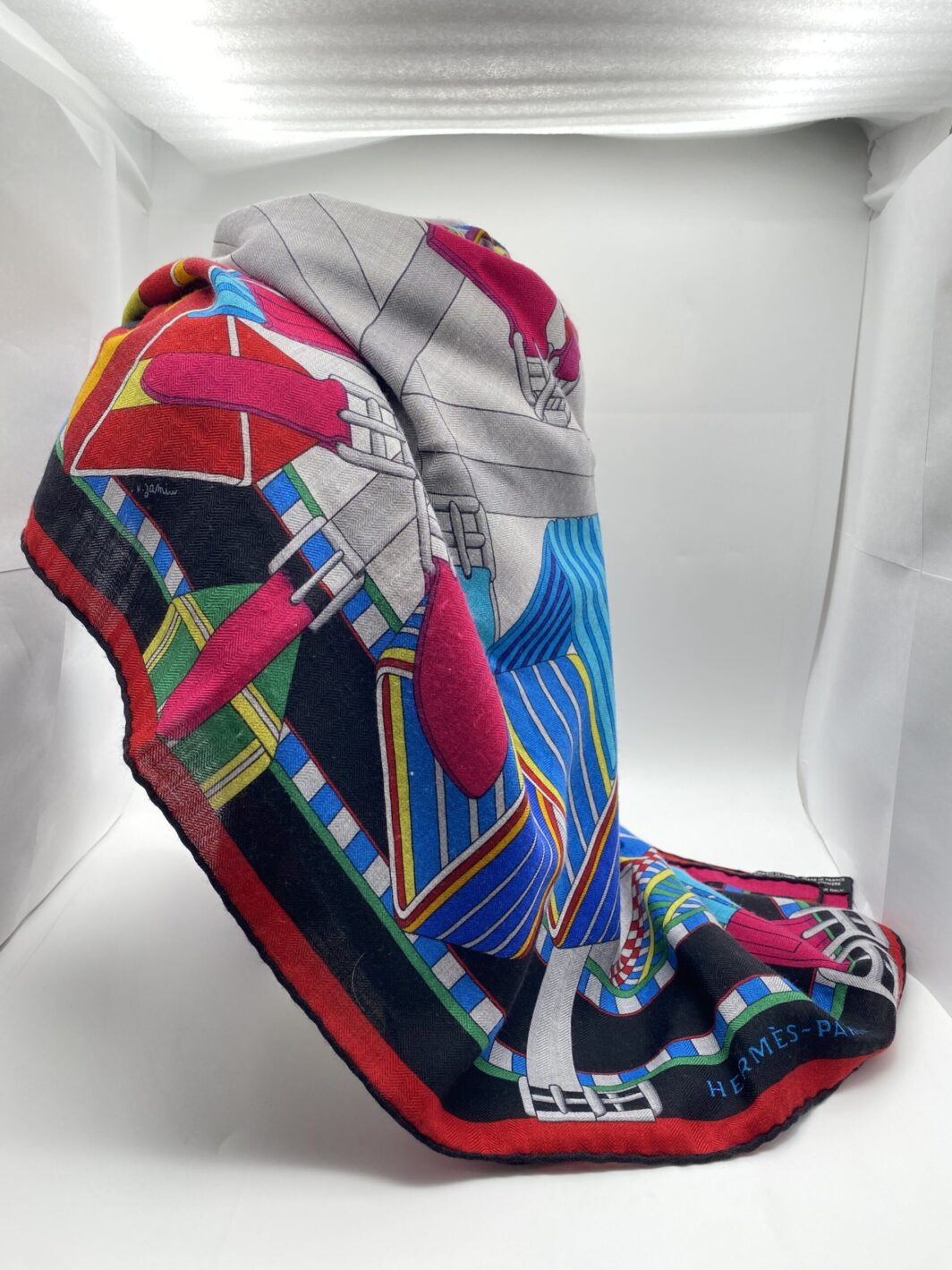 HERMÈS CHÂLE VINTAGE “SANGLES EN ZIGZAG” by VIRGINIE JAMIN (140cm). IN CASHMERE E SETA, CON SCATOLA ORIGINALE. FRANCIA 2020 ca. - immagine 13