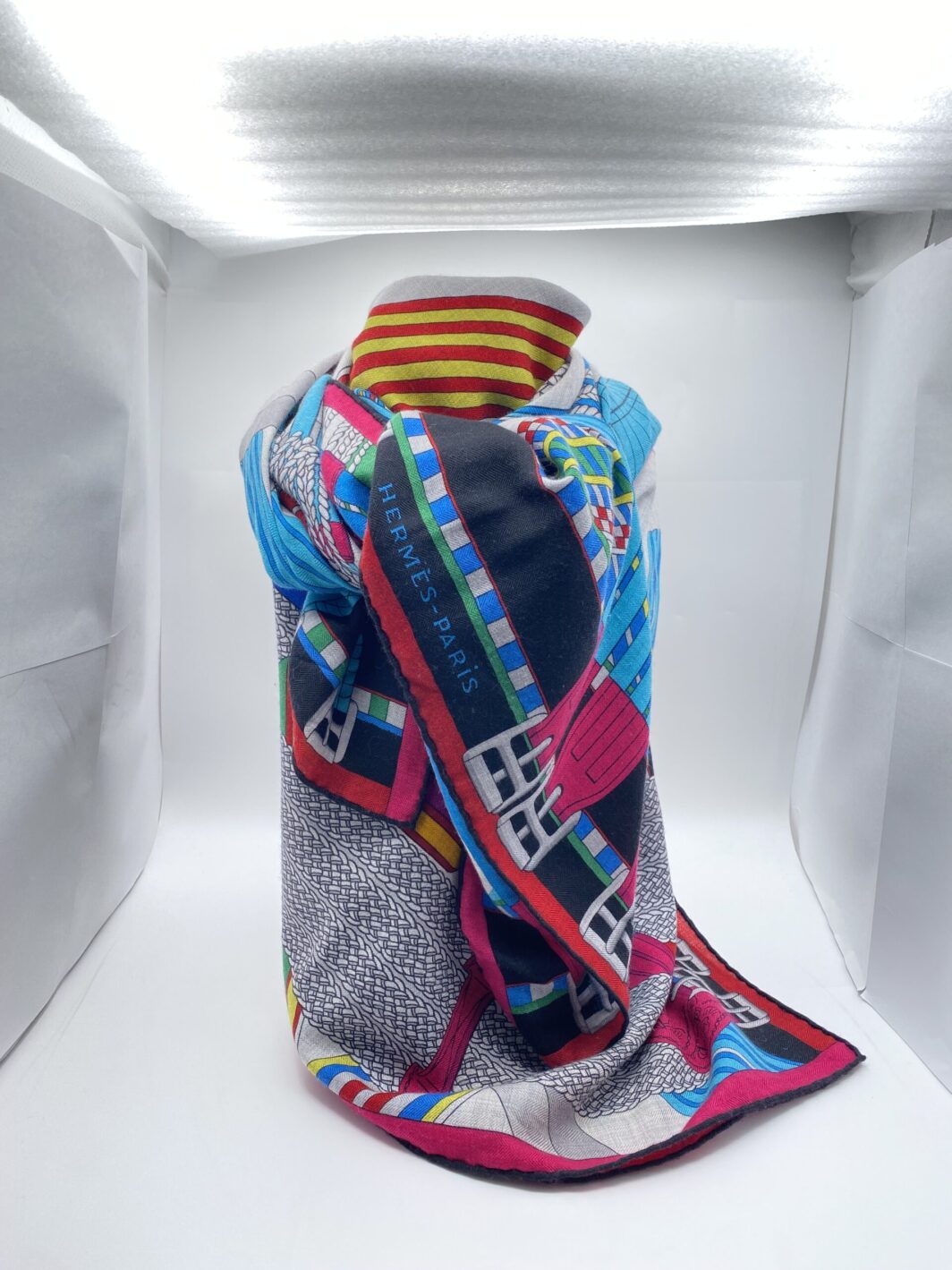HERMÈS CHÂLE VINTAGE “SANGLES EN ZIGZAG” by VIRGINIE JAMIN (140cm). IN CASHMERE E SETA, CON SCATOLA ORIGINALE. FRANCIA 2020 ca. - immagine 11