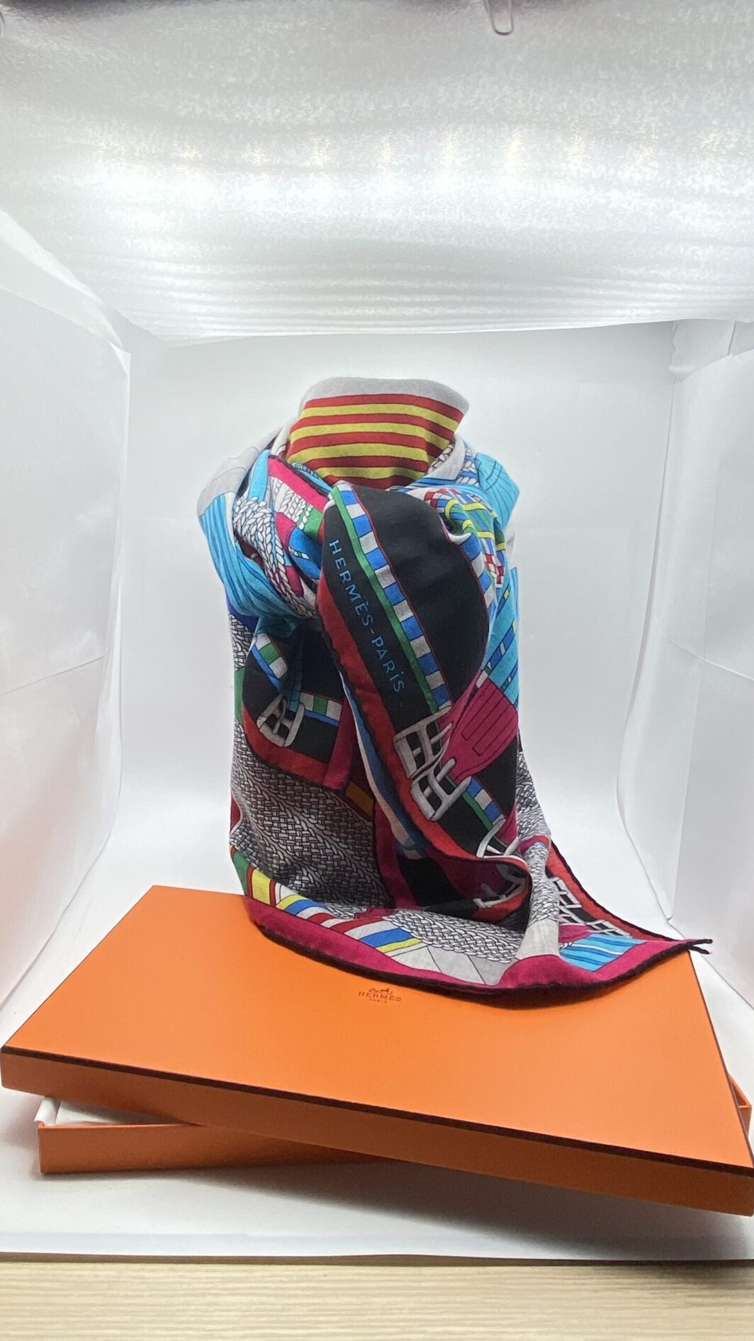 HERMÈS CHÂLE VINTAGE “SANGLES EN ZIGZAG” by VIRGINIE JAMIN (140cm). IN CASHMERE E SETA, CON SCATOLA ORIGINALE. FRANCIA 2020 ca. - immagine 14