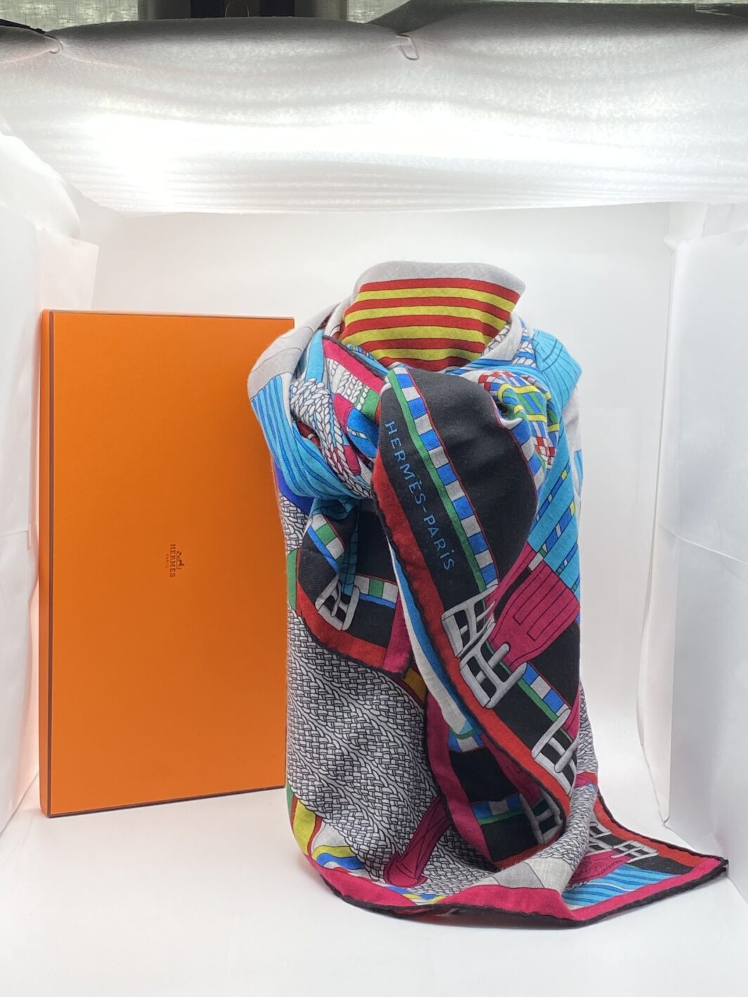 HERMÈS CHÂLE VINTAGE “SANGLES EN ZIGZAG” by VIRGINIE JAMIN (140cm). IN CASHMERE E SETA, CON SCATOLA ORIGINALE. FRANCIA 2020 ca. - immagine 15