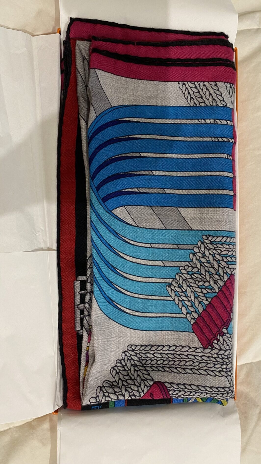 HERMÈS CHÂLE VINTAGE “SANGLES EN ZIGZAG” by VIRGINIE JAMIN (140cm). IN CASHMERE E SETA, CON SCATOLA ORIGINALE. FRANCIA 2020 ca. - immagine 16