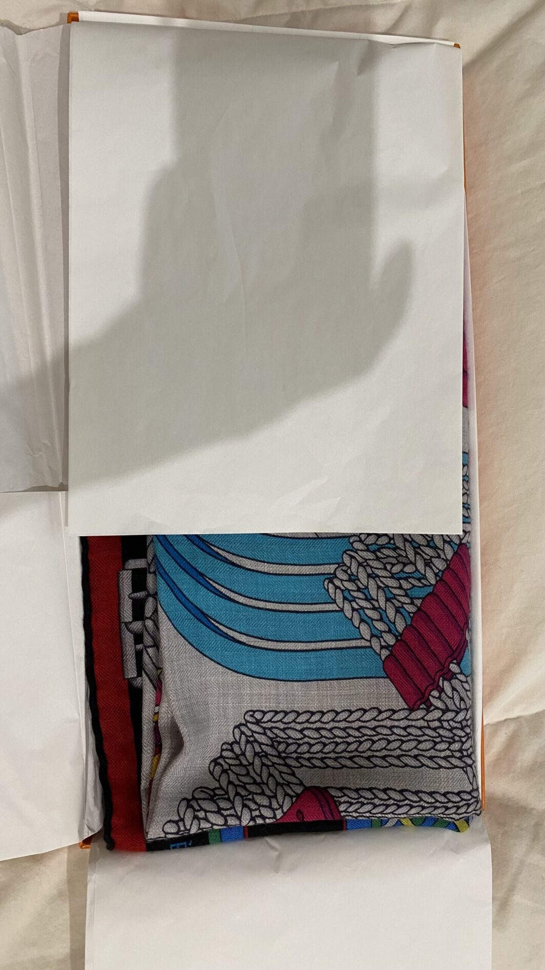 HERMÈS CHÂLE VINTAGE “SANGLES EN ZIGZAG” by VIRGINIE JAMIN (140cm). IN CASHMERE E SETA, CON SCATOLA ORIGINALE. FRANCIA 2020 ca. - immagine 17