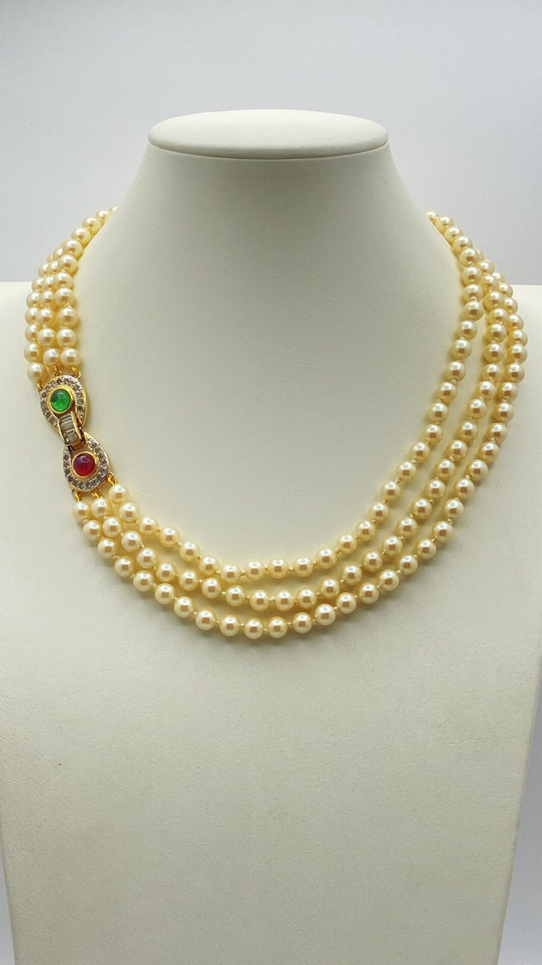 “VOGUE BIJOUX”. COLLANA A TRE FILI DI PERLE CON CHIUSURA IN METALLO GOLDTONE, PASTE DI VETRO COLORATE E CRISTALLI DIAMOND LIKE. BIGIOTTERIA AMERICANA ANNI ‘70 - immagine 3