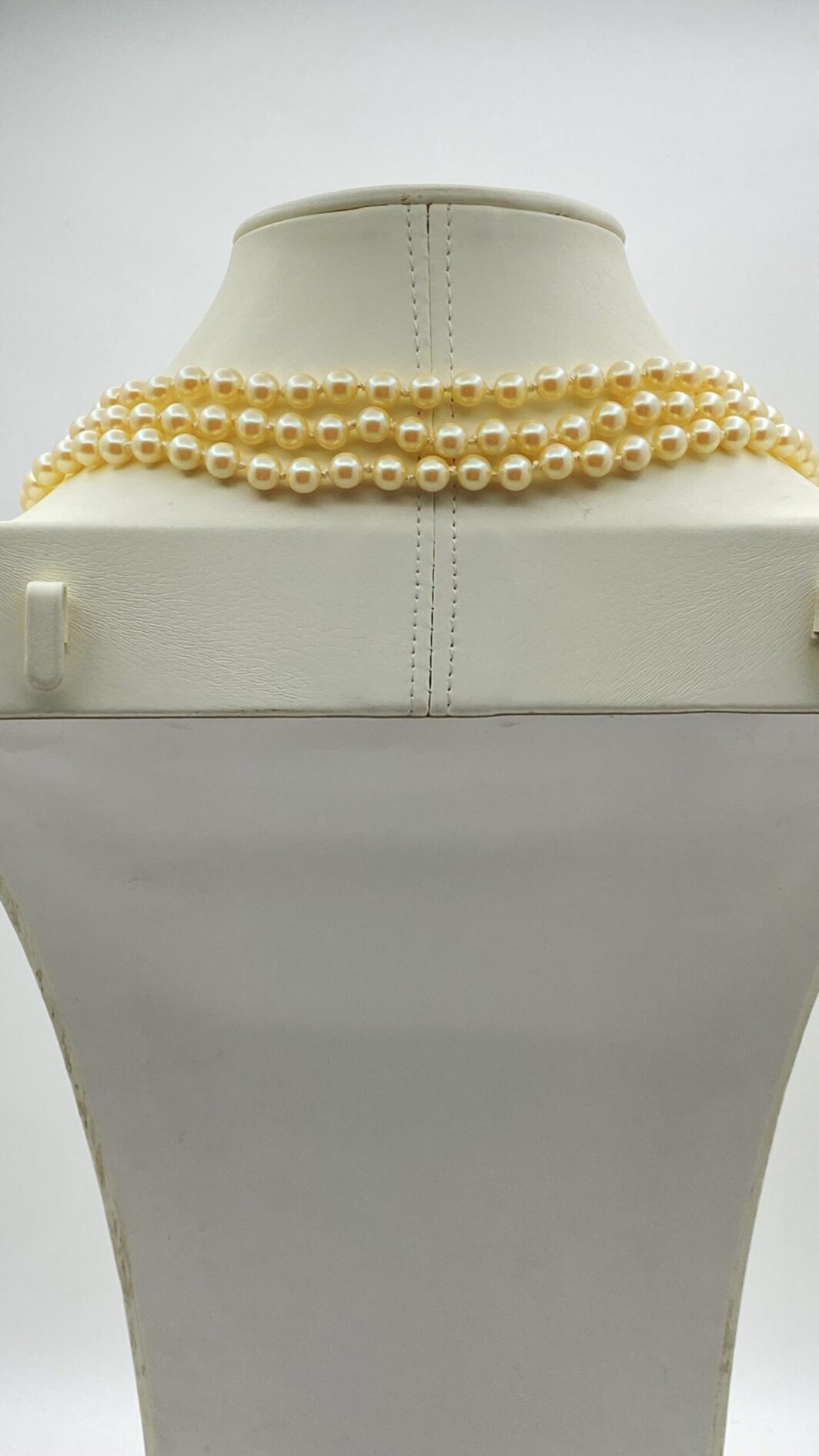 “VOGUE BIJOUX”. COLLANA A TRE FILI DI PERLE CON CHIUSURA IN METALLO GOLDTONE, PASTE DI VETRO COLORATE E CRISTALLI DIAMOND LIKE. BIGIOTTERIA AMERICANA ANNI ‘70 - immagine 6