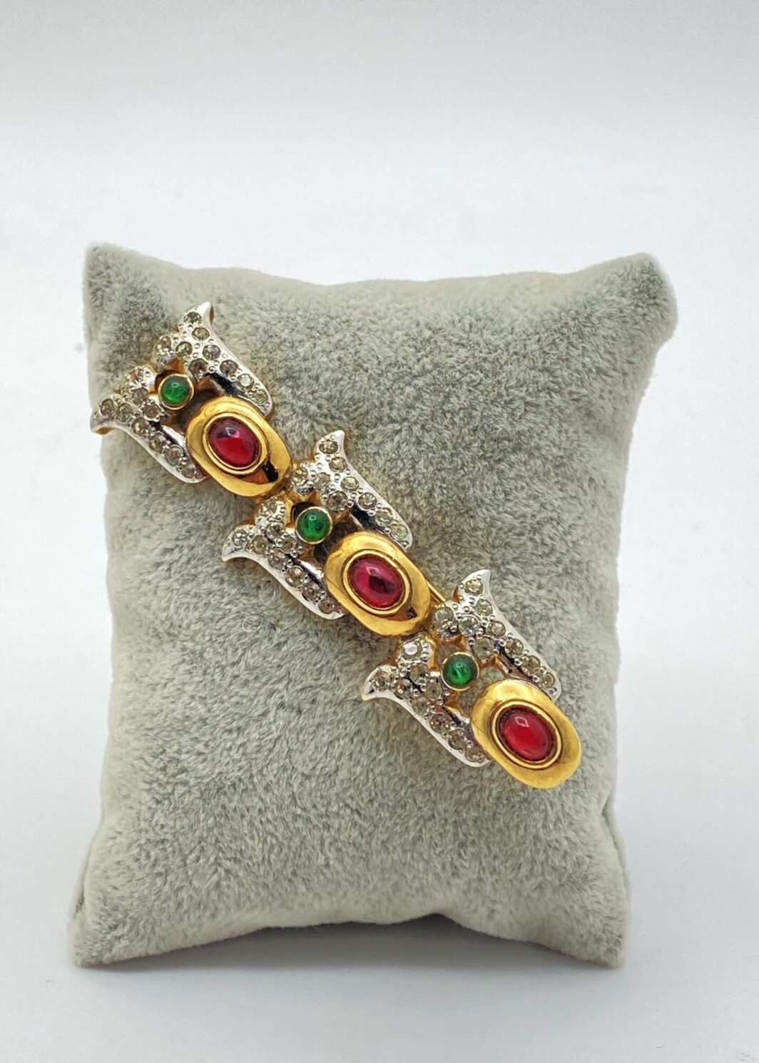 SPILLA UNSIGNED BULGARI LIKE. METALLO GOLDTONE, PASTE DI VETRO E CRISTALLI DIAMOND LIKE. VINTAGE ANNI ‘80