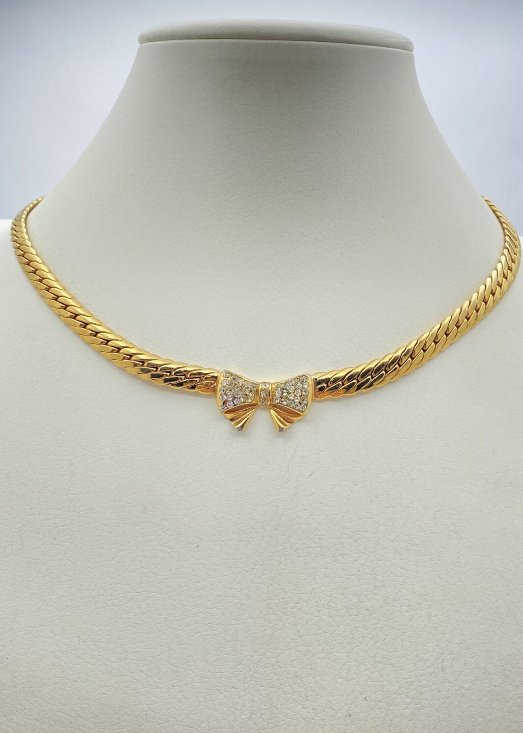 “CASCIO BIJOUX” VINTAGE. COLLIER CON FIOCCO, IN METALLO GOLDTONE E CRISTALLI DIAMOND LIKE. BIGIOTTERIA ITALIANA ANNI ‘70.