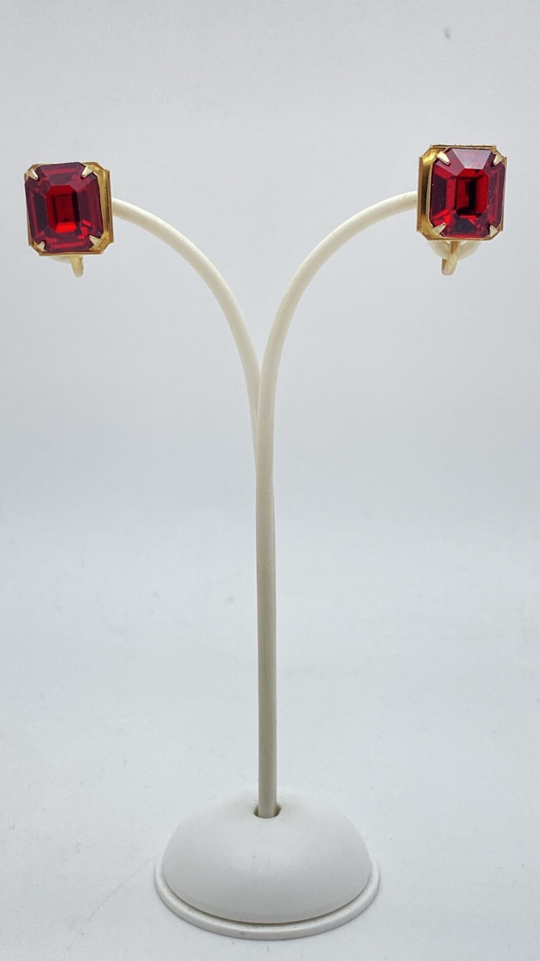 “CORO”. ORECCHINI VINTAGE ANNI ‘40 IN METALLO GOLDTONE E CRISTALLI ROSSO RUBINO. - immagine 2
