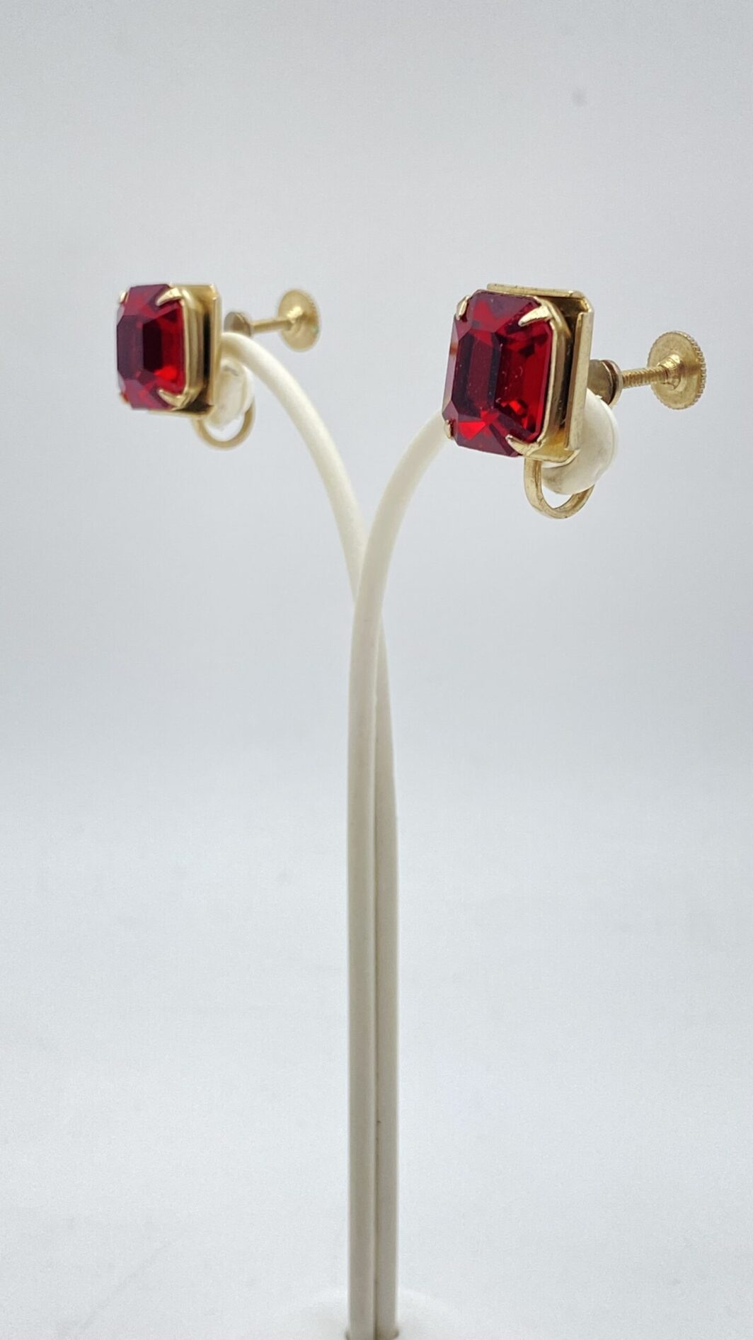 “CORO”. ORECCHINI VINTAGE ANNI ‘40 IN METALLO GOLDTONE E CRISTALLI ROSSO RUBINO. - immagine 7