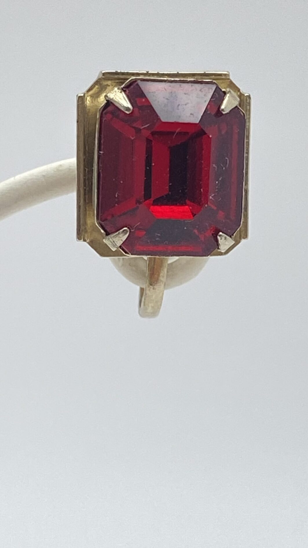 “CORO”. ORECCHINI VINTAGE ANNI ‘40 IN METALLO GOLDTONE E CRISTALLI ROSSO RUBINO. - immagine 3