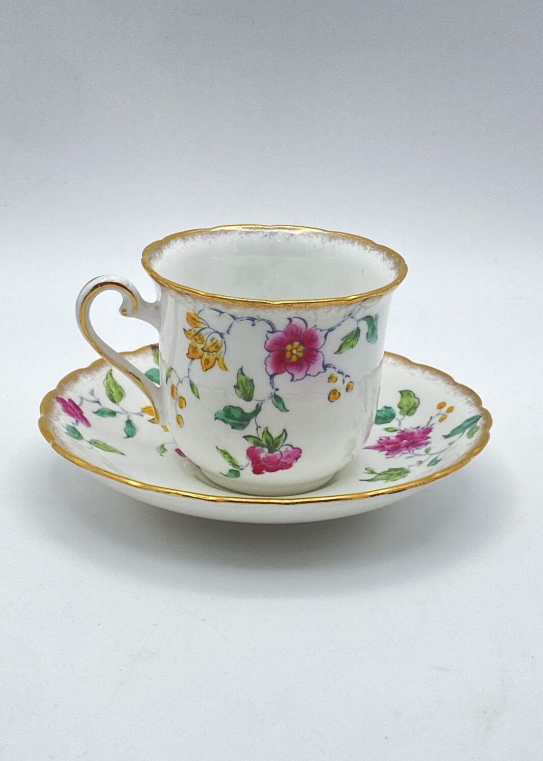 TAZZA DA TÈ CON PIATTINO, IN PORCELLANA FIRMATA “PLANT TUSCAN CHINA” SMALTATA. INGHILTERRA, EPOCA EDOARDIANA, INIZI XX sec.