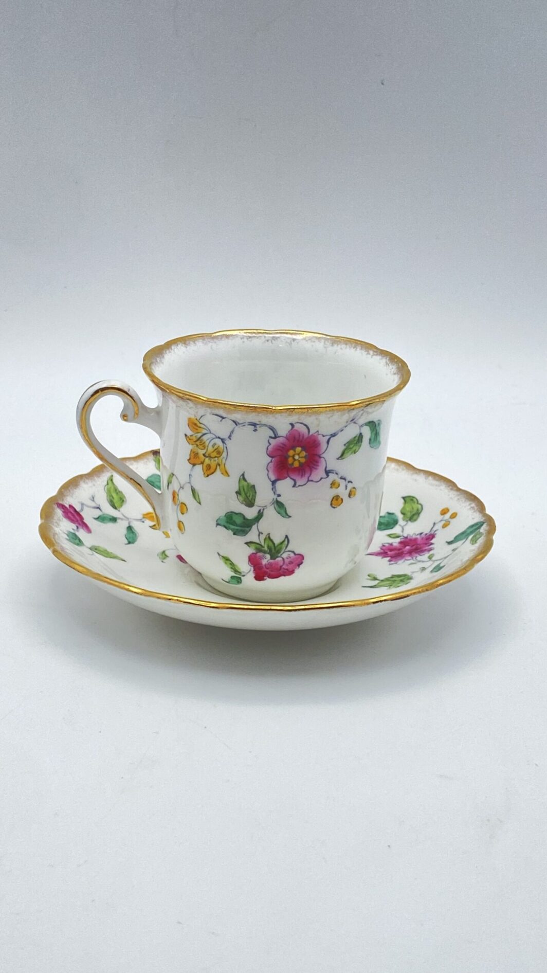TAZZA DA TÈ CON PIATTINO, IN PORCELLANA FIRMATA “PLANT TUSCAN CHINA” SMALTATA. INGHILTERRA, EPOCA EDOARDIANA, INIZI XX sec.