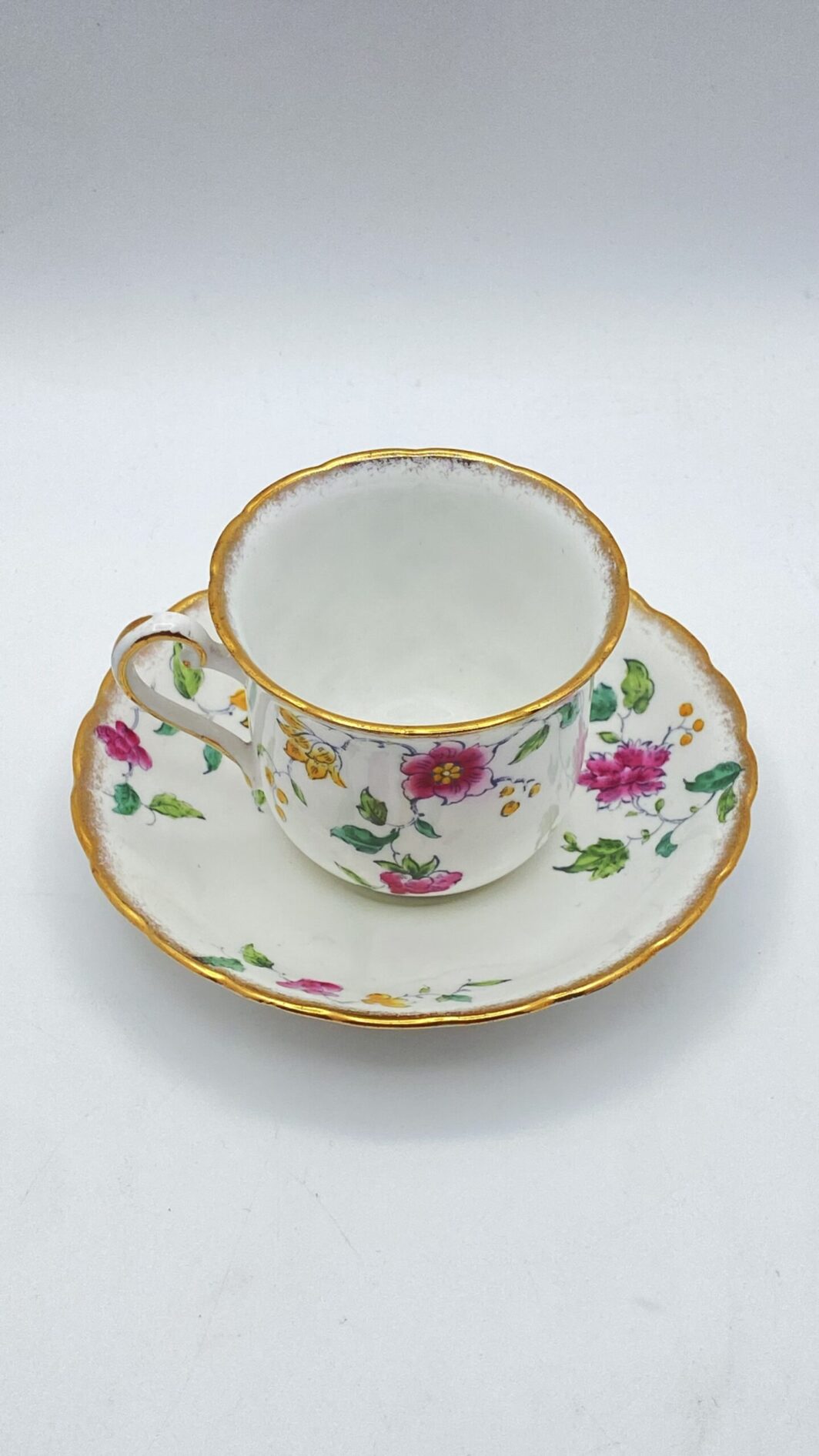 TAZZA DA TÈ CON PIATTINO, IN PORCELLANA FIRMATA “PLANT TUSCAN CHINA” SMALTATA. INGHILTERRA, EPOCA EDOARDIANA, INIZI XX sec. - immagine 3