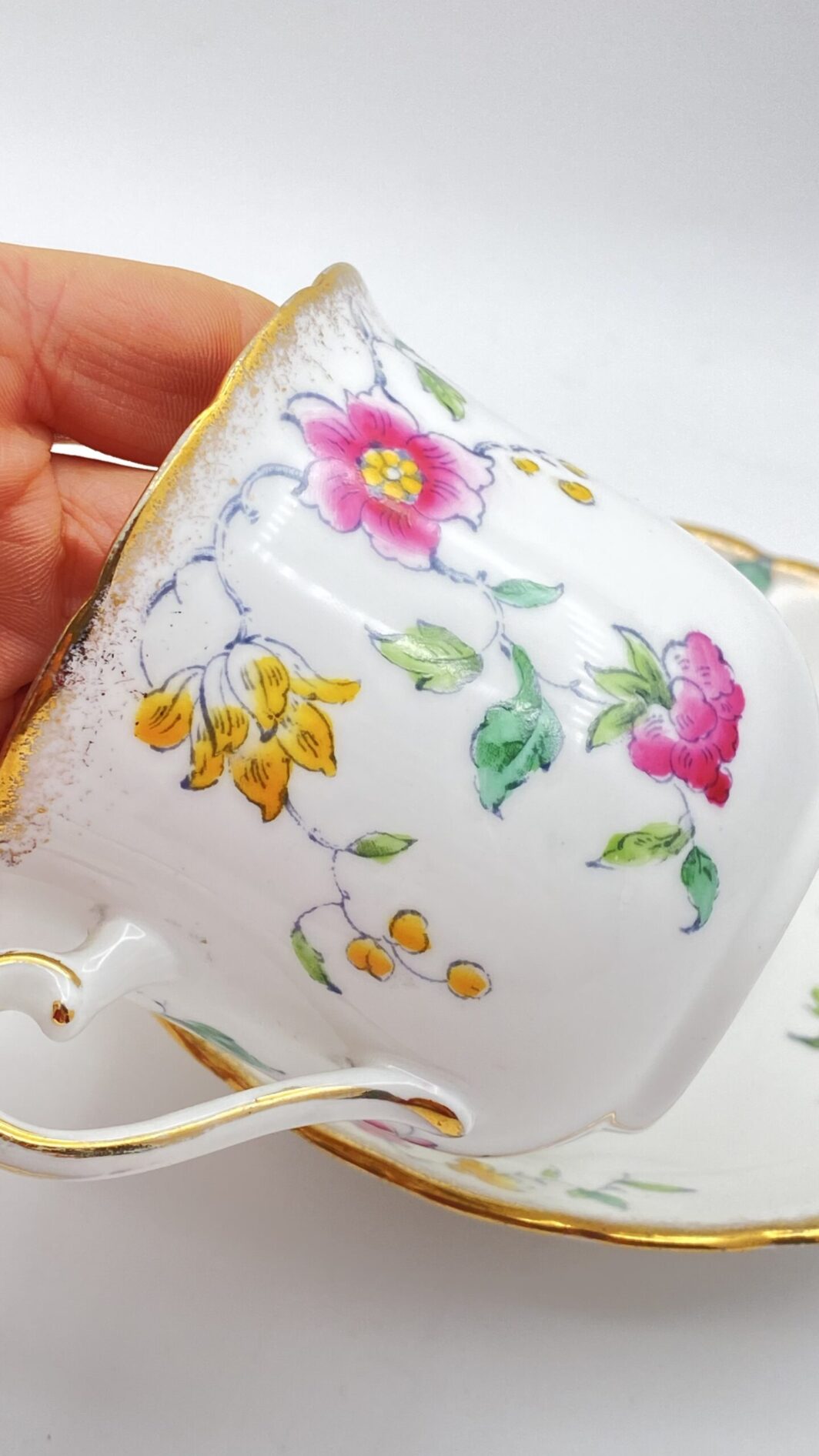 TAZZA DA TÈ CON PIATTINO, IN PORCELLANA FIRMATA “PLANT TUSCAN CHINA” SMALTATA. INGHILTERRA, EPOCA EDOARDIANA, INIZI XX sec. - immagine 8