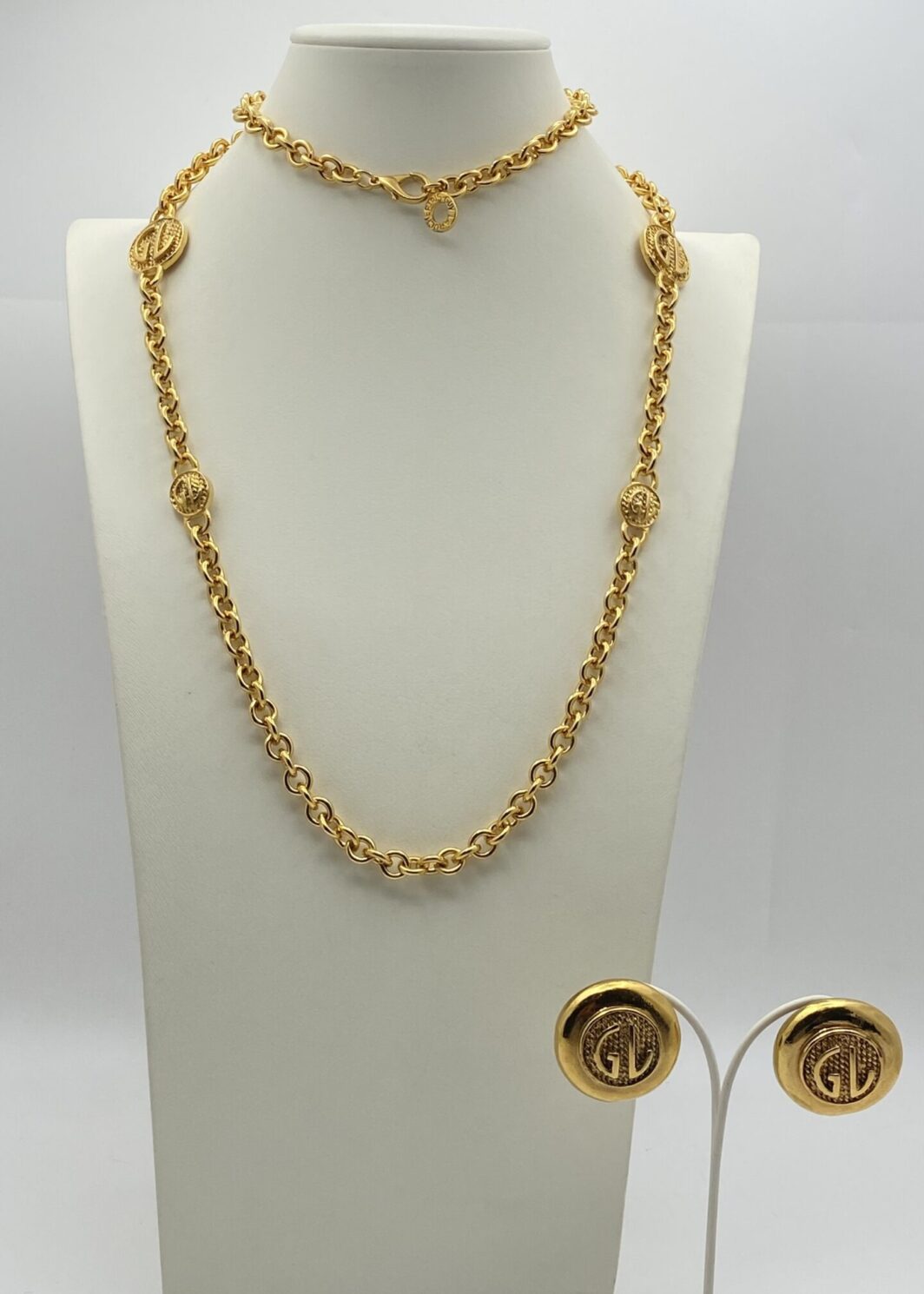“GUY LAROCHE” PARURE IN METALLO GOLDTONE. PARIGI, VINTAGE ANNI ‘80.