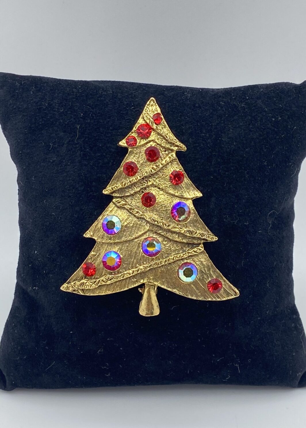 “WEISS”. SPILLA NATALIZIA IN METALLO GOLDTONE E STRASS BOREALI. BIGIOTTERIA AMERICANA VINTAGE ANNI ‘50.