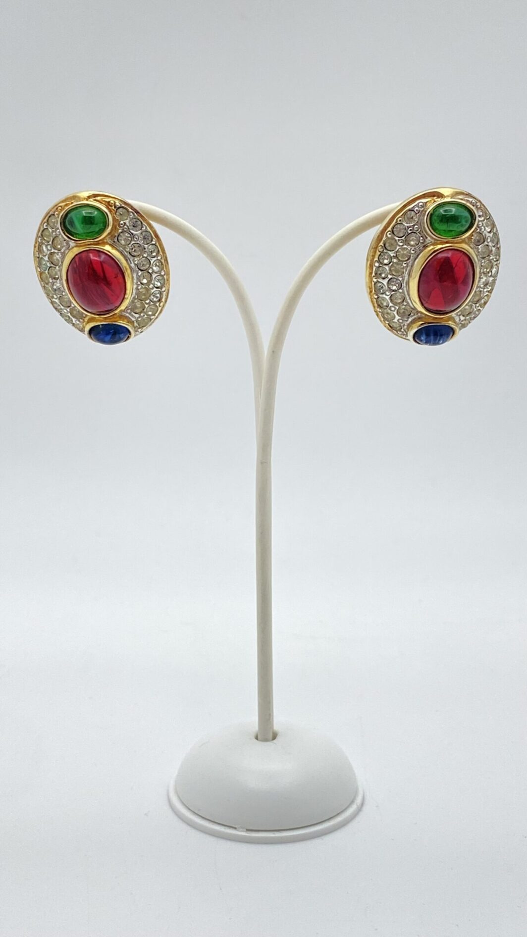 “GROSSE” MERAVIGLIOSI ORECCHINI BULGARI-LIKE IN METALLO GOLDTONE, PASTE DI VETRO CABOCHON E CRISTALLI DIAMOND-LIKE. PARIGI ANNI ‘70. - immagine 2