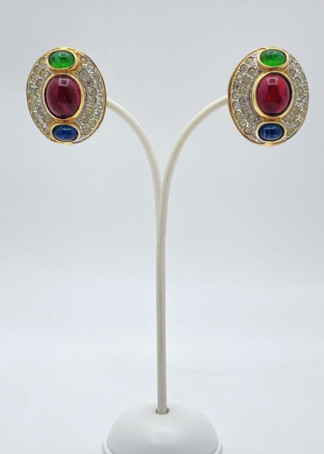 “GROSSE” MERAVIGLIOSI ORECCHINI BULGARI-LIKE IN METALLO GOLDTONE, PASTE DI VETRO CABOCHON E CRISTALLI DIAMOND-LIKE. PARIGI ANNI ‘70.