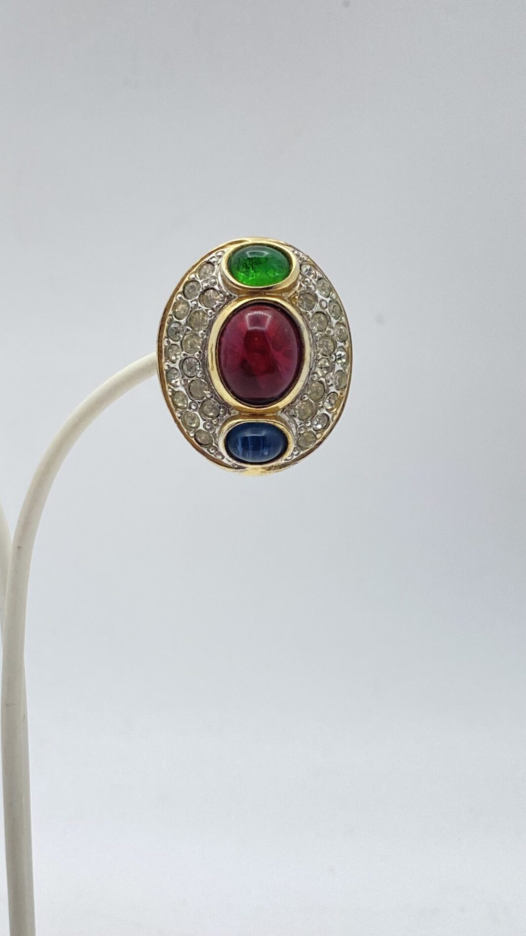 “GROSSE” MERAVIGLIOSI ORECCHINI BULGARI-LIKE IN METALLO GOLDTONE, PASTE DI VETRO CABOCHON E CRISTALLI DIAMOND-LIKE. PARIGI ANNI ‘70. - immagine 4