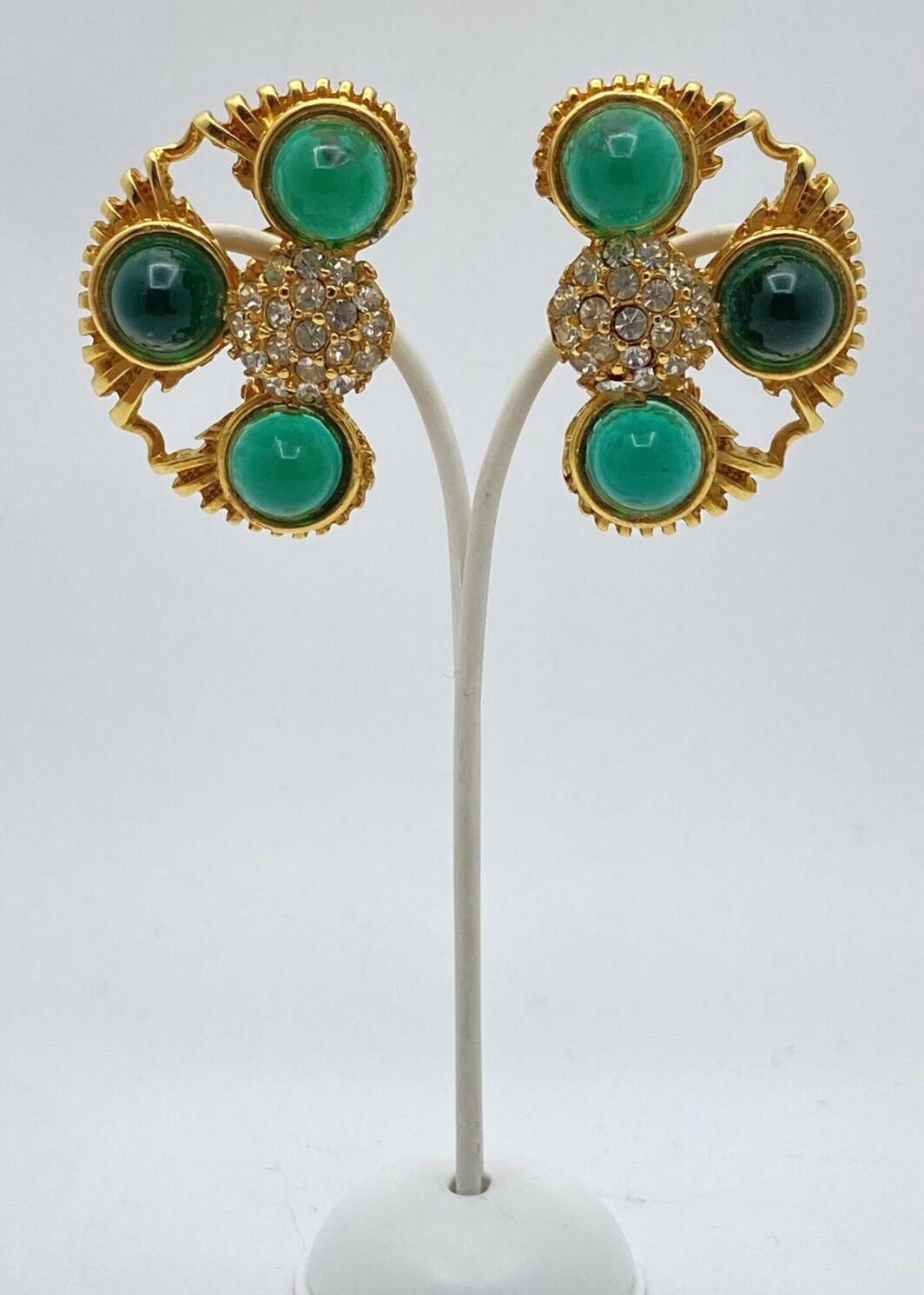 “CASTLECLIFF” MAGNIFICO PAIO DI GRANDI ORECCHINI VINTAGE IN METALLO GOLDTONE, PASTE DI VETRO E CRISTALLI DIAMOND-LIKE. BIGIOTTERIA AMERICANA ANNI ‘60.