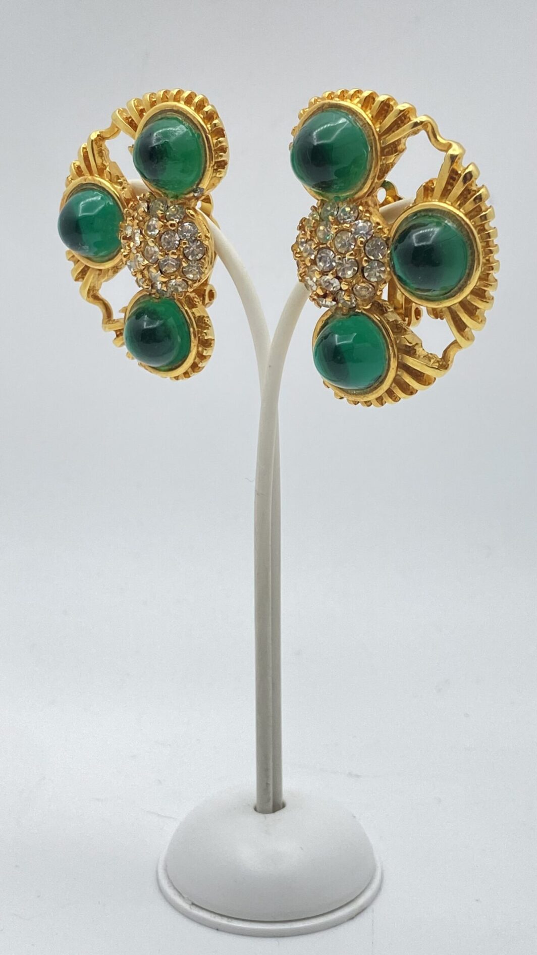 “CASTLECLIFF” MAGNIFICO PAIO DI GRANDI ORECCHINI VINTAGE IN METALLO GOLDTONE, PASTE DI VETRO E CRISTALLI DIAMOND-LIKE. BIGIOTTERIA AMERICANA ANNI ‘60. - immagine 3
