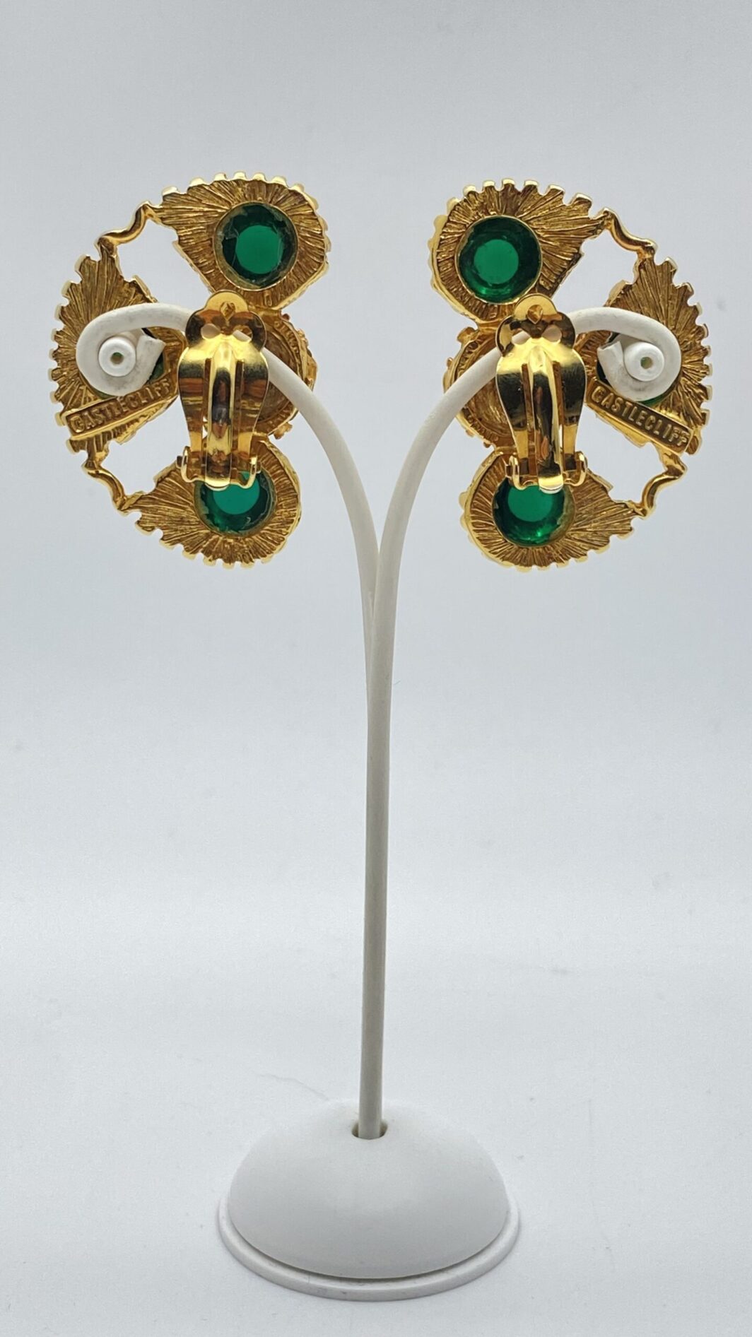 “CASTLECLIFF” MAGNIFICO PAIO DI GRANDI ORECCHINI VINTAGE IN METALLO GOLDTONE, PASTE DI VETRO E CRISTALLI DIAMOND-LIKE. BIGIOTTERIA AMERICANA ANNI ‘60. - immagine 10