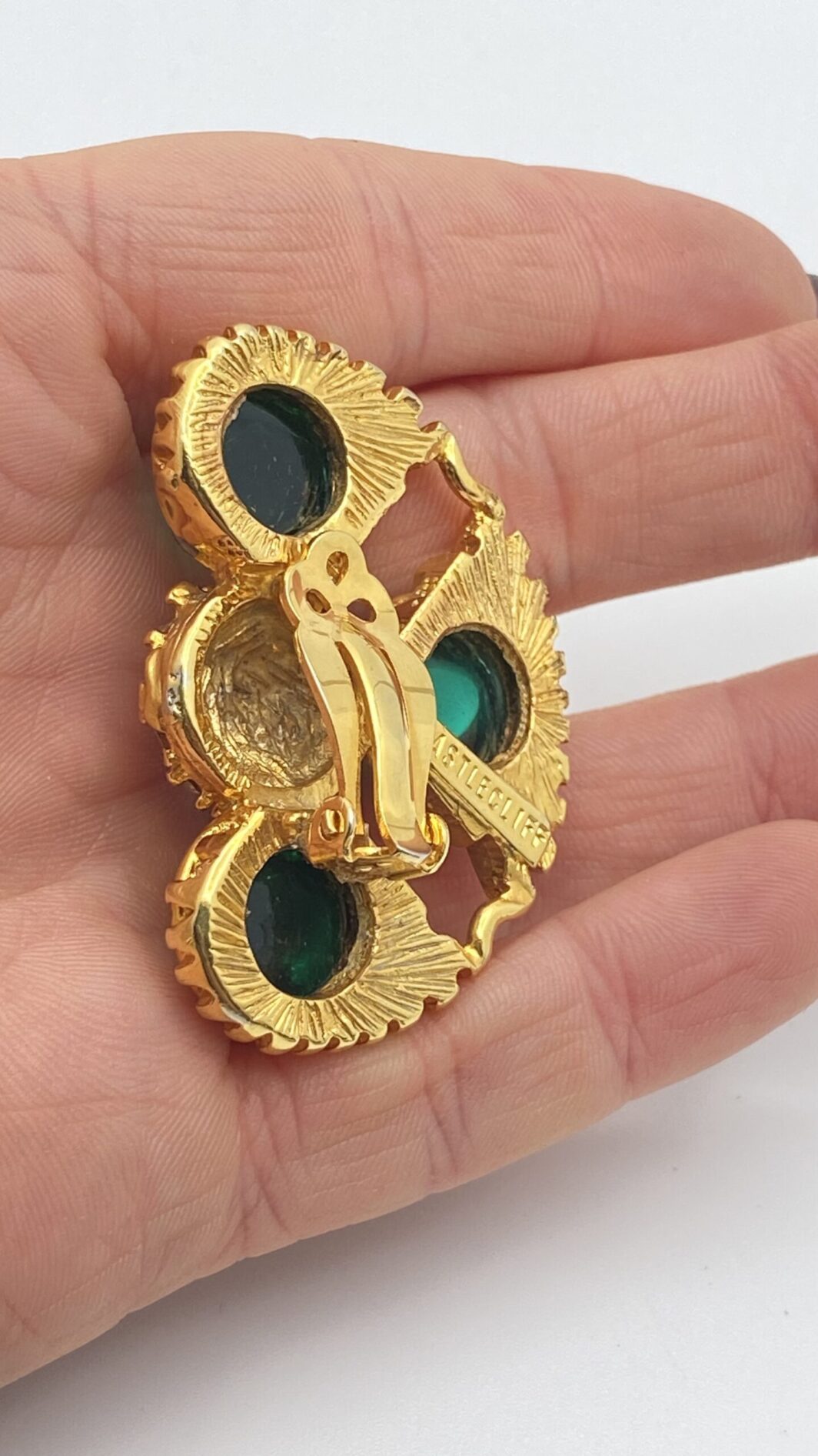 “CASTLECLIFF” MAGNIFICO PAIO DI GRANDI ORECCHINI VINTAGE IN METALLO GOLDTONE, PASTE DI VETRO E CRISTALLI DIAMOND-LIKE. BIGIOTTERIA AMERICANA ANNI ‘60. - immagine 9