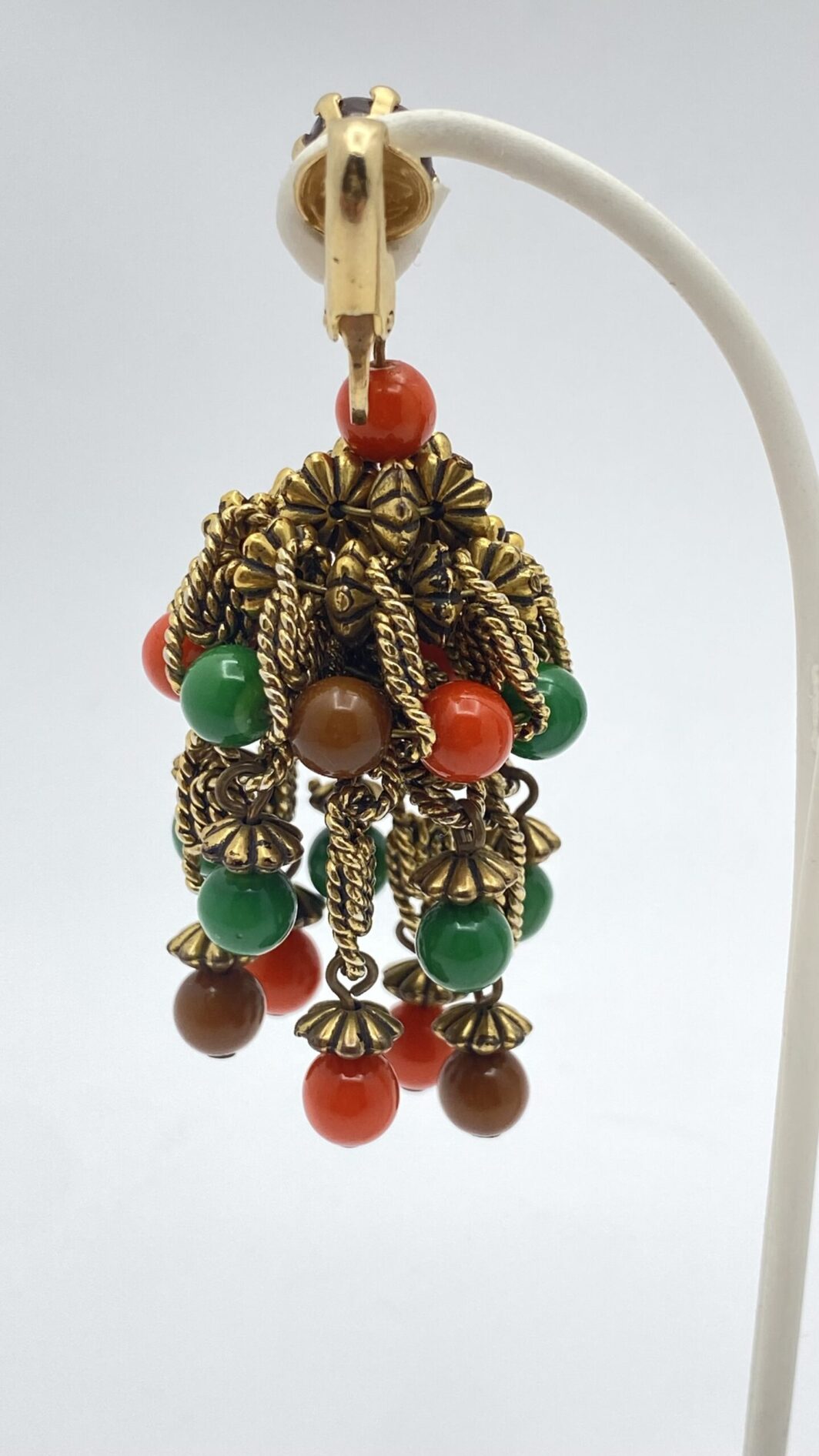 PAIO DI ORECCHINI IN METALLO GOLDTONE E PASTE DI VETRO. VINTAGE ANNI ‘80. - immagine 6