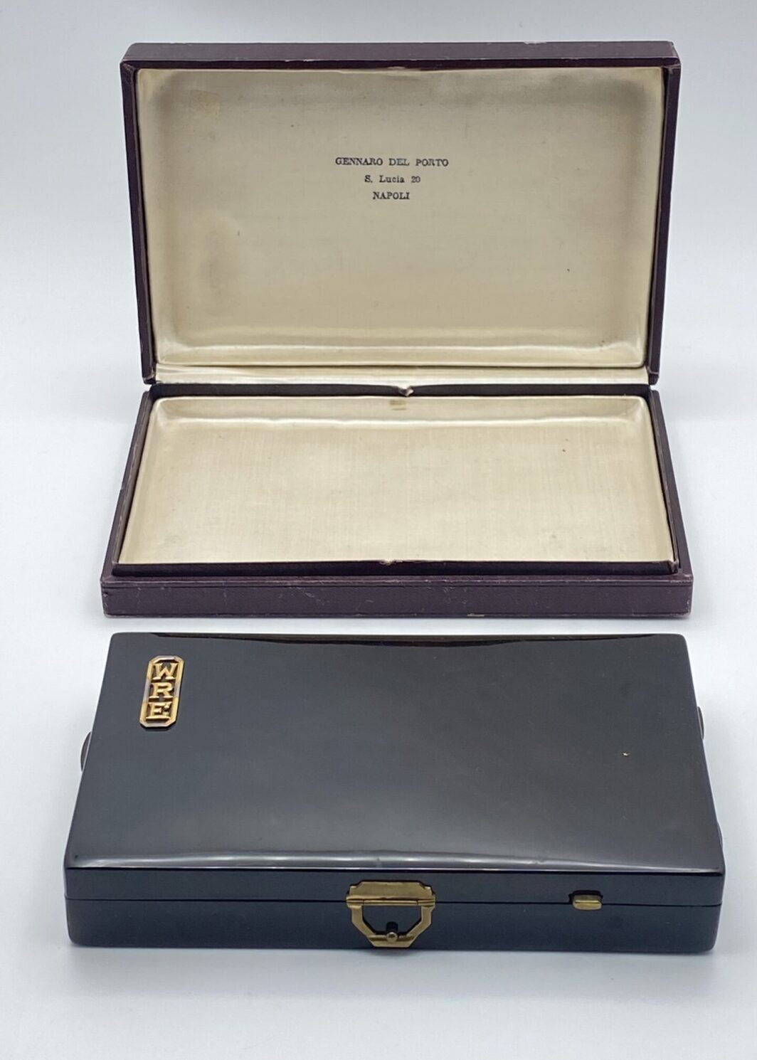 TROUSSE ART DECO IN BACHELITE TARTARUGA: IL LUSSO SENZA TEMPO DEL BEAUTY VINTAGE.