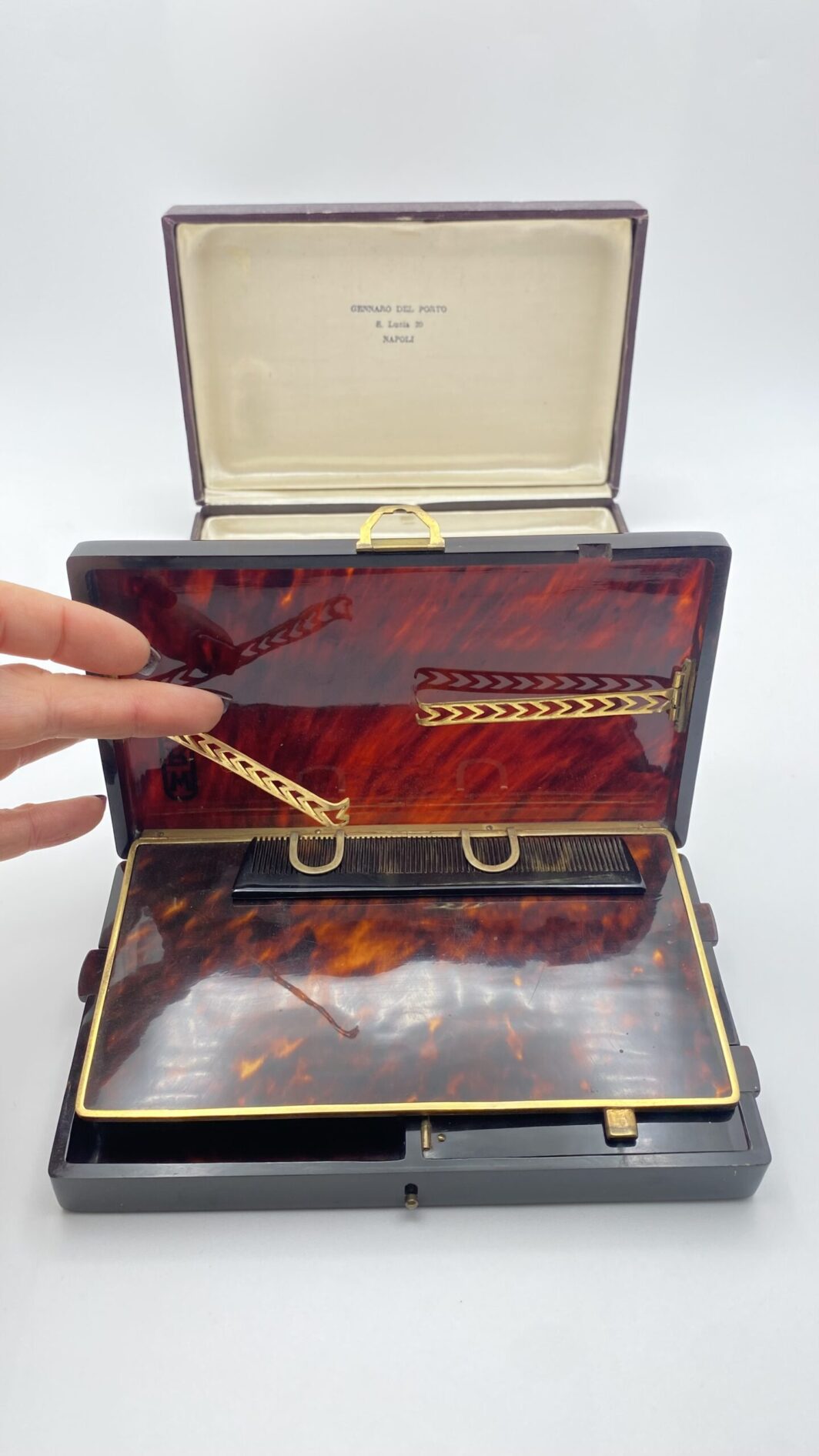 TROUSSE ART DECO IN BACHELITE TARTARUGA: IL LUSSO SENZA TEMPO DEL BEAUTY VINTAGE. - immagine 28