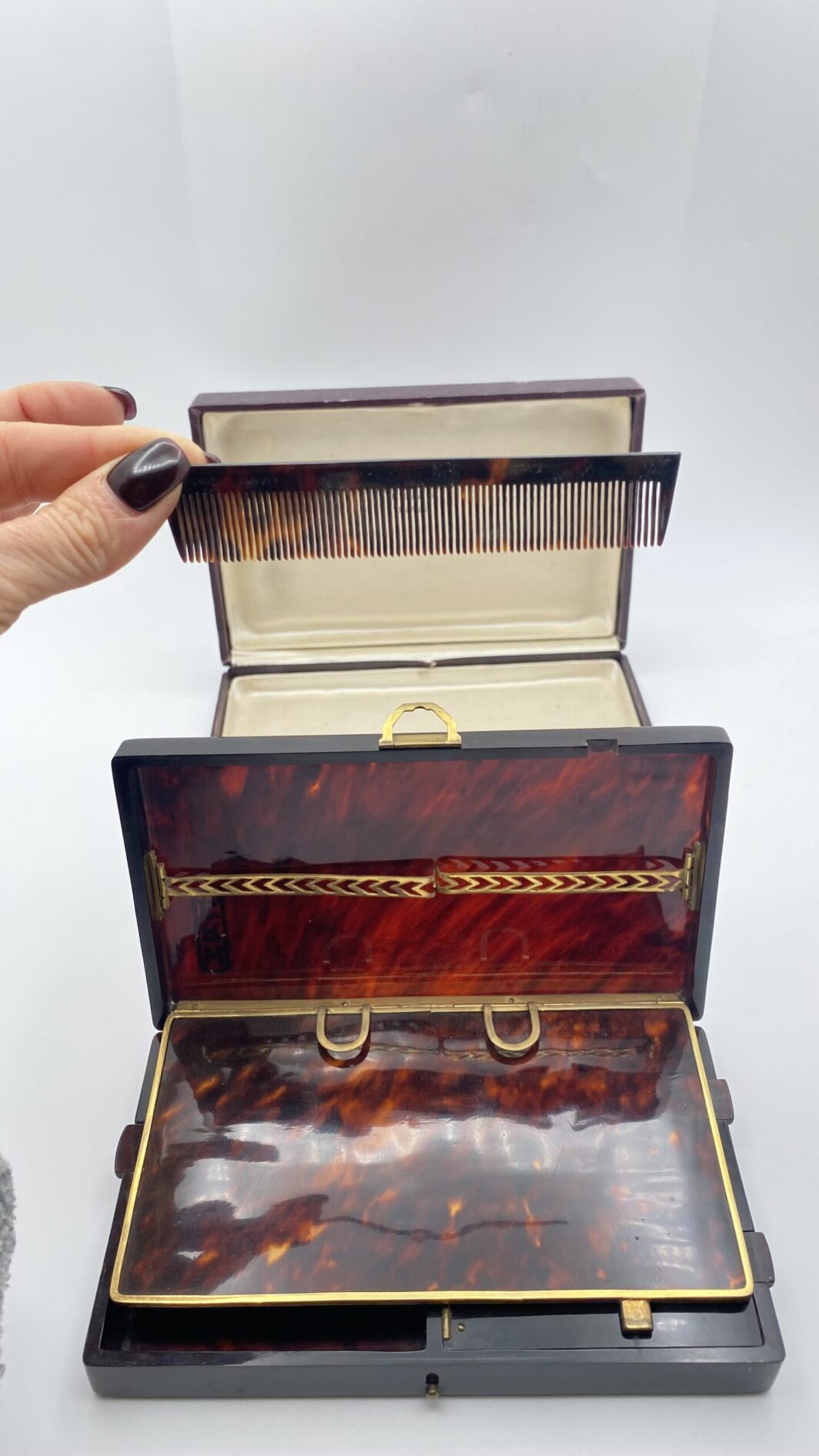 TROUSSE ART DECO IN BACHELITE TARTARUGA: IL LUSSO SENZA TEMPO DEL BEAUTY VINTAGE. - immagine 31