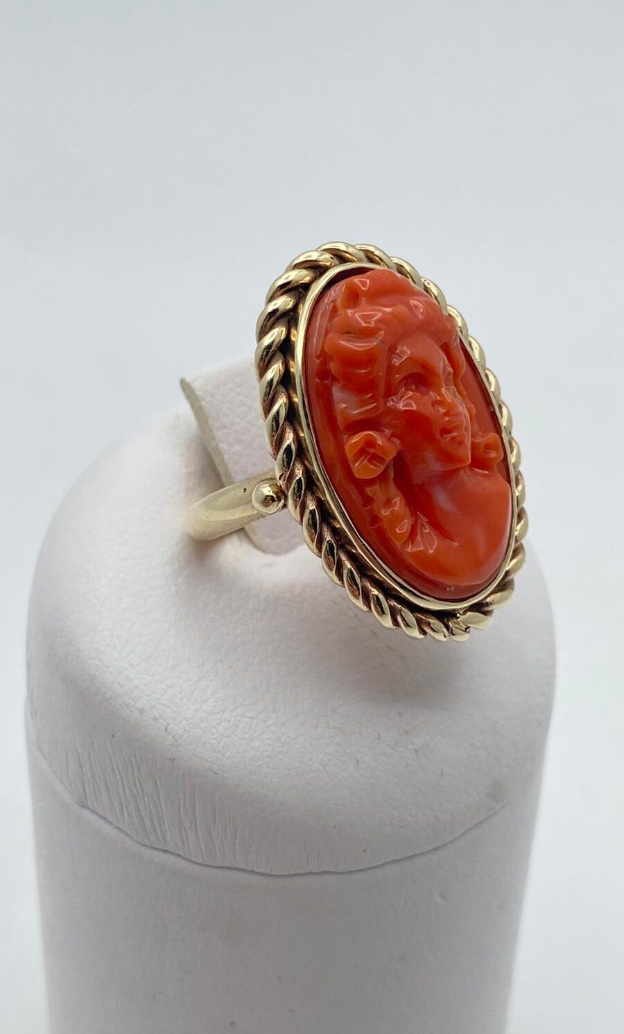 RAFFINATO ANELLO IN ORO 9CT CON CAMEO IN CORALLO DI SCIACCA FINEMENTE SCOLPITO. ITALIA, XVIII sec.