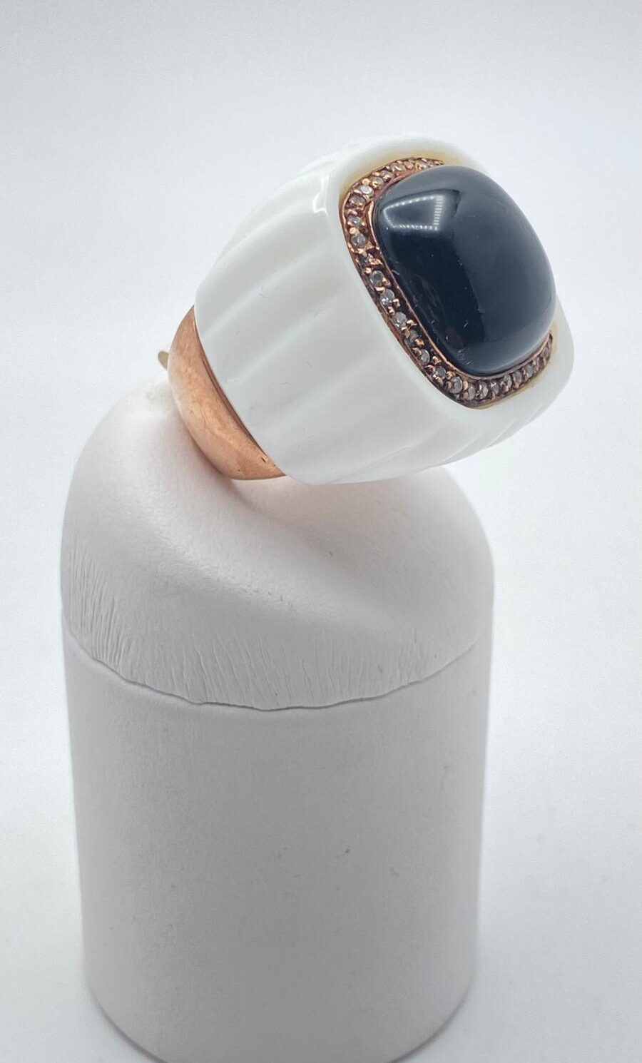 ANELLO STILE POMELLATO IN ARGENTO TITOLO 925, AGATA BIANCA, ONICE NERA E ZIRCONI. BIGIOTTERIA VINTAGE ANNI '80.
