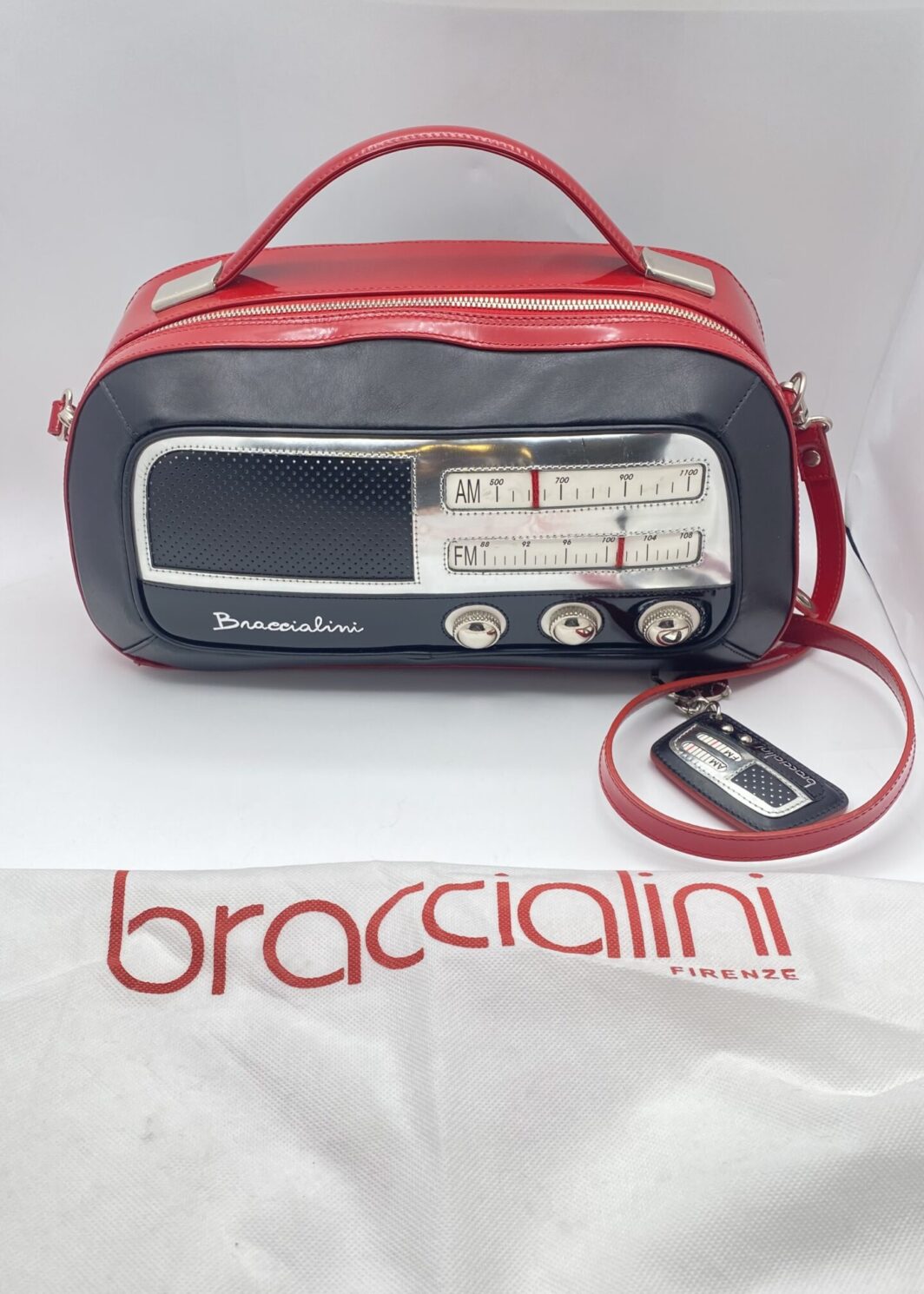 ICONICA BORSA RADIO BRACCIALINI: DESIGN UNICO E STILE VINTAGE