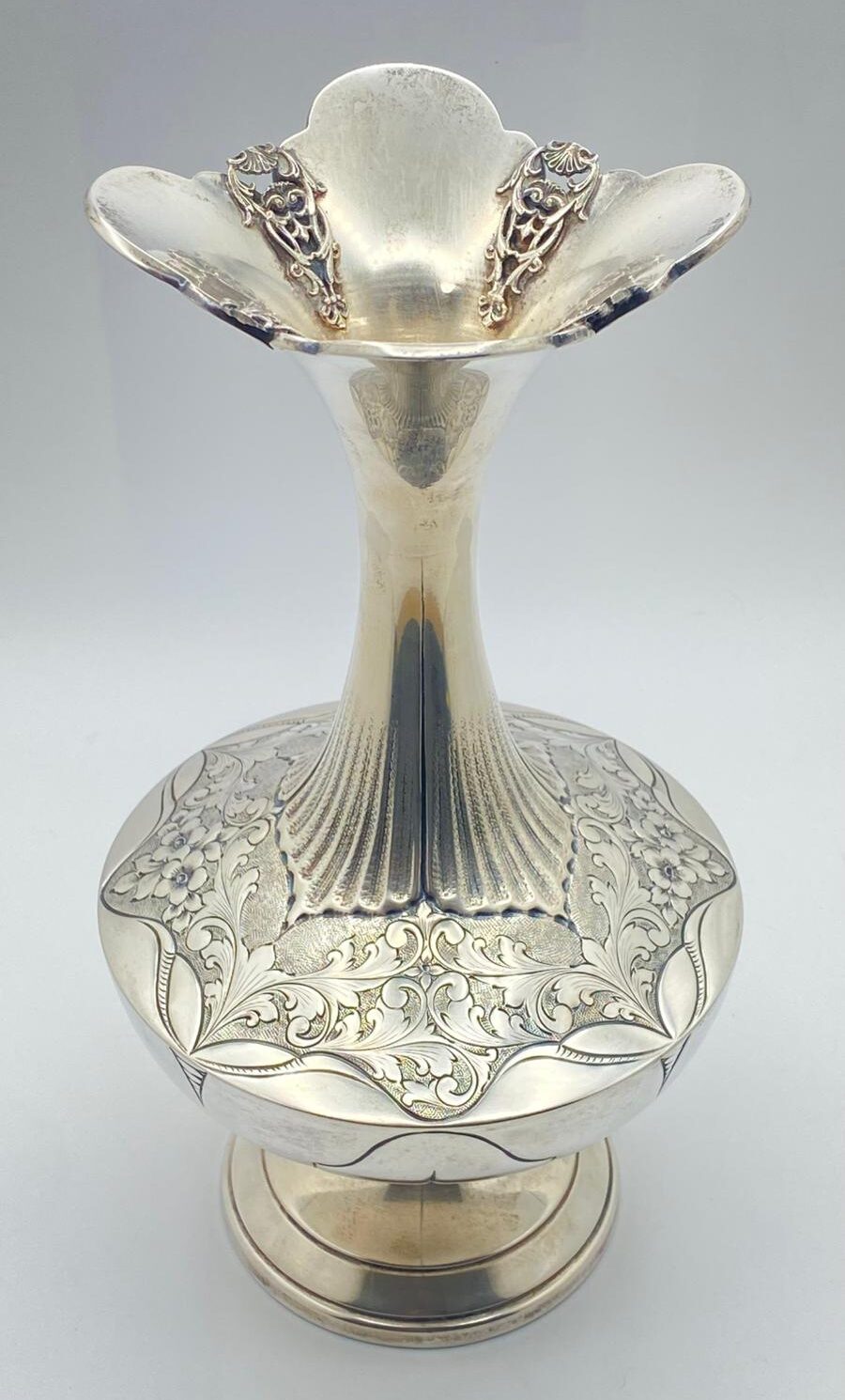 RAFFINATO VASO LIBERTY IN ARGENTO TITOLO 800. ITALIA, PRIMI ‘900.