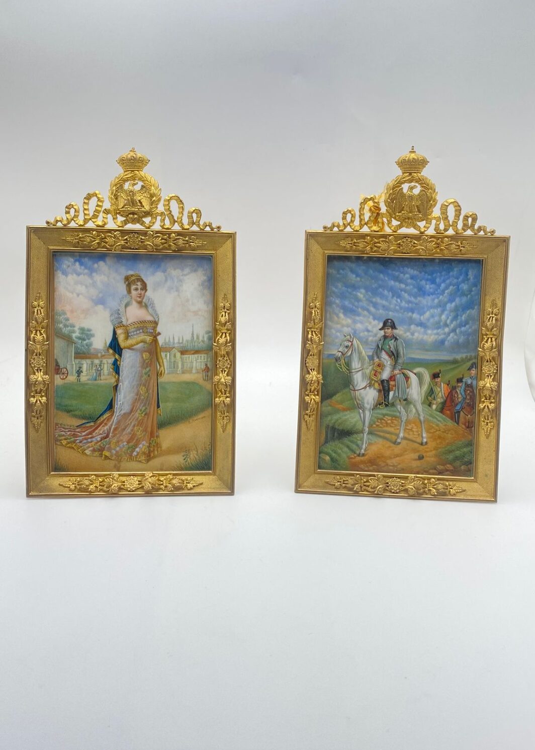 STRAORDINARIO PAIO DI MINIATURE DIPINTE A MANO SU AVORIO, RAFFIGURANTI NAPOLEONE BONAPARTE E MARIA LUIGIA D’AUSTRIA, FIRMATE RISPETTIVAMENTE DAI PITTORI “A. ORSELLI” E “E. ROSSEAU”, CON PREGIATE CORNICI IN BRONZO DORATO. FRANCIA, XIX sec.